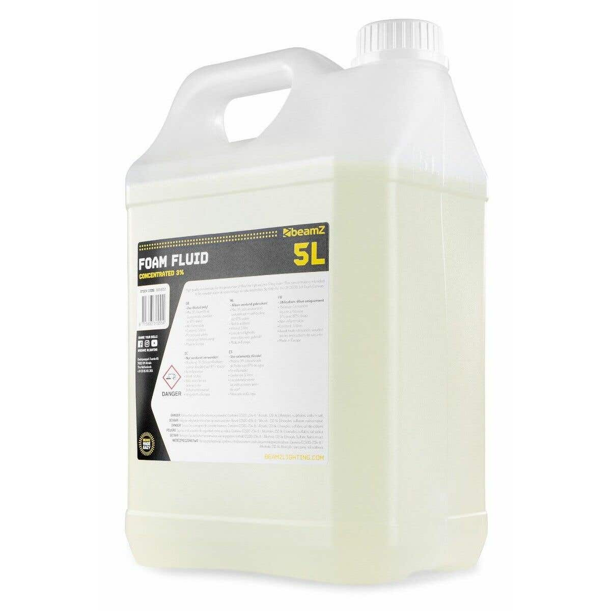 Un recipiente de plástico blanco con líquido de espuma. Tiene un asa y una etiqueta con texto en varios idiomas, incluido 'FOAM FLUID'.