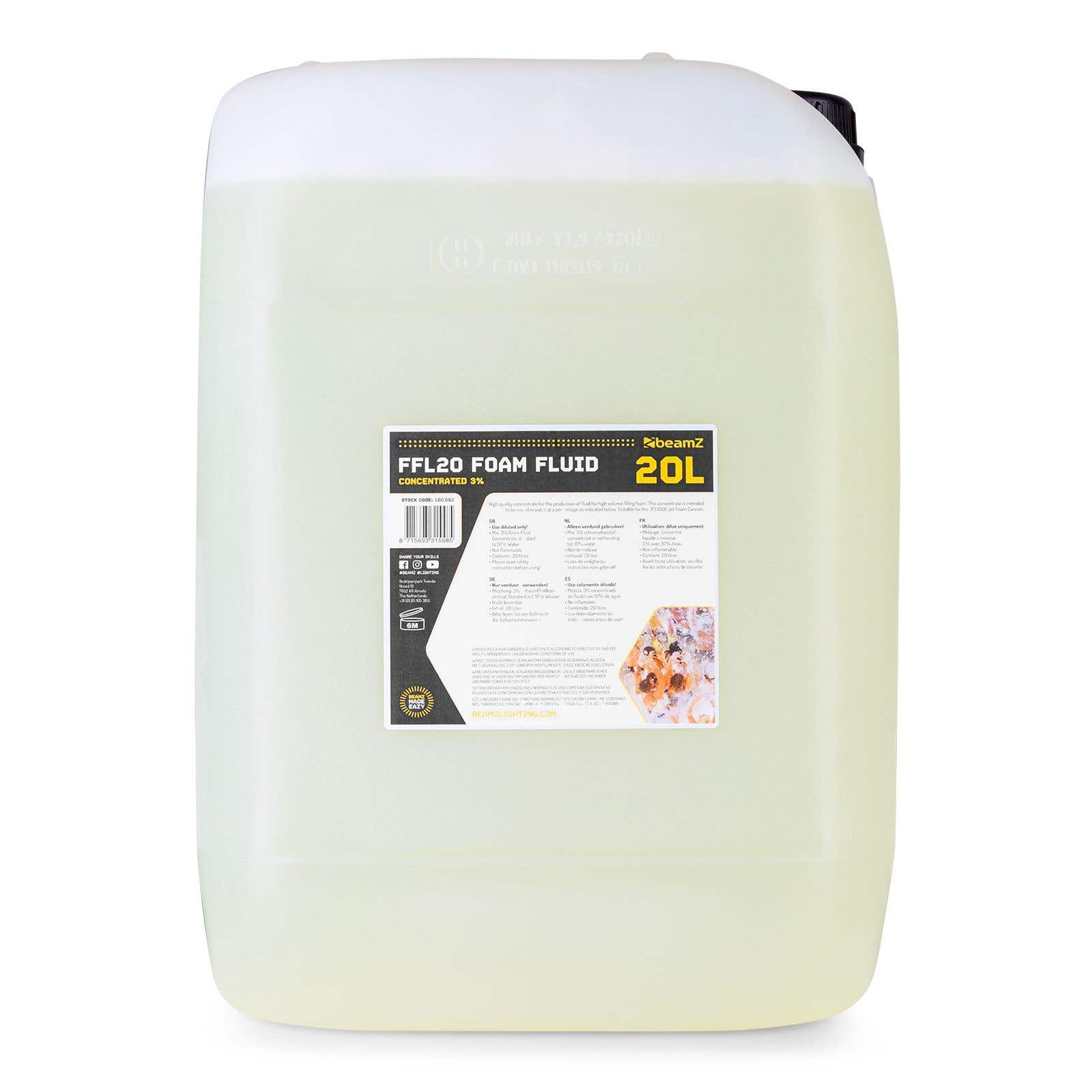 Un gran contenedor blanco de líquido espumoso. El texto en la etiqueta dice 'FFL20 FOAM FLUID' y '20L'.