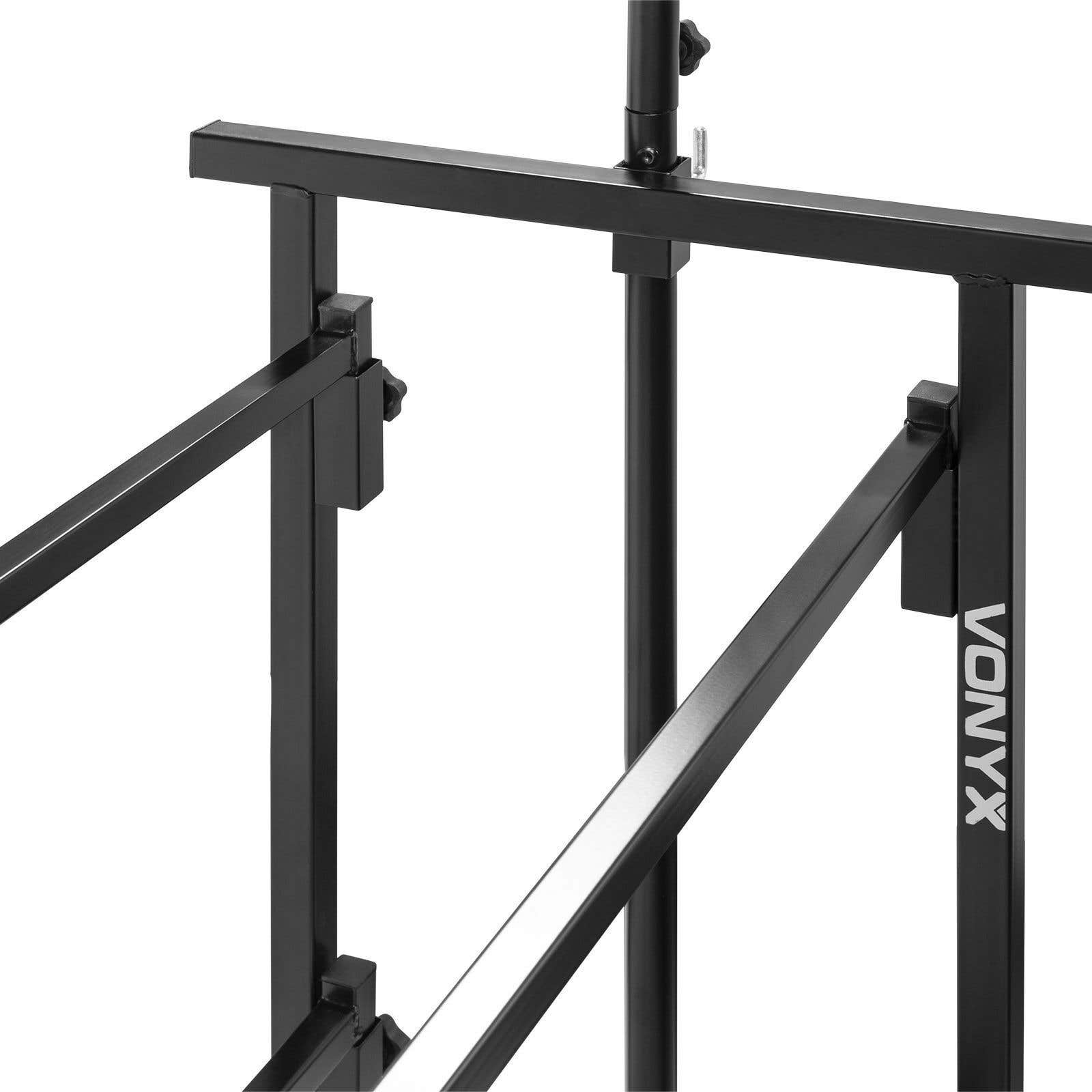 Primer plano de un sistema de armazón metálico negro con la marca VONYX visible.
