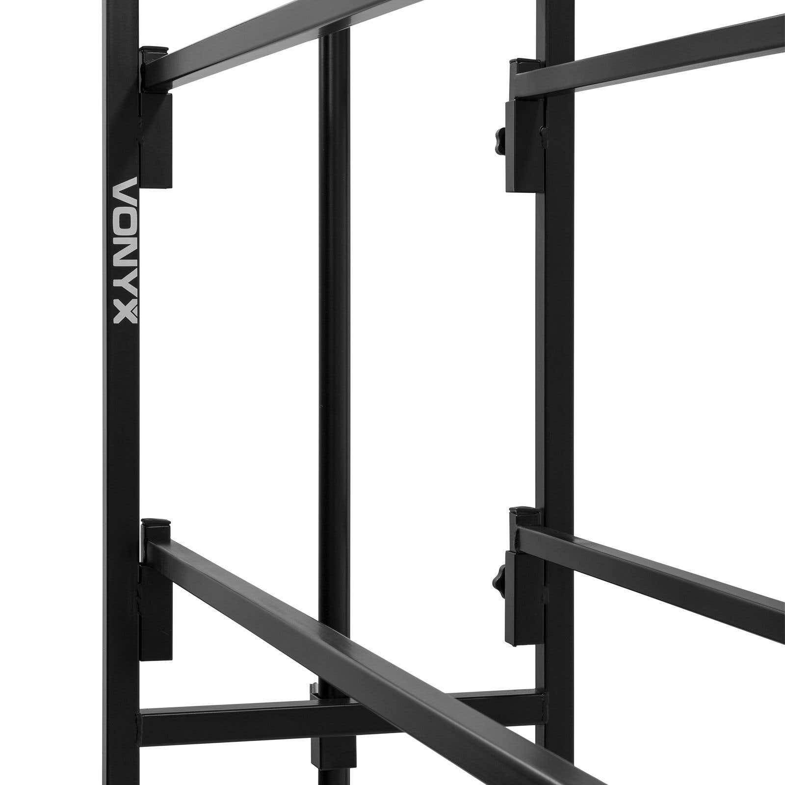 Marco de equipo de gimnasio de metal negro. La marca "VONYX" es visible. Barras y soportes están dispuestos en una cuadrícula.