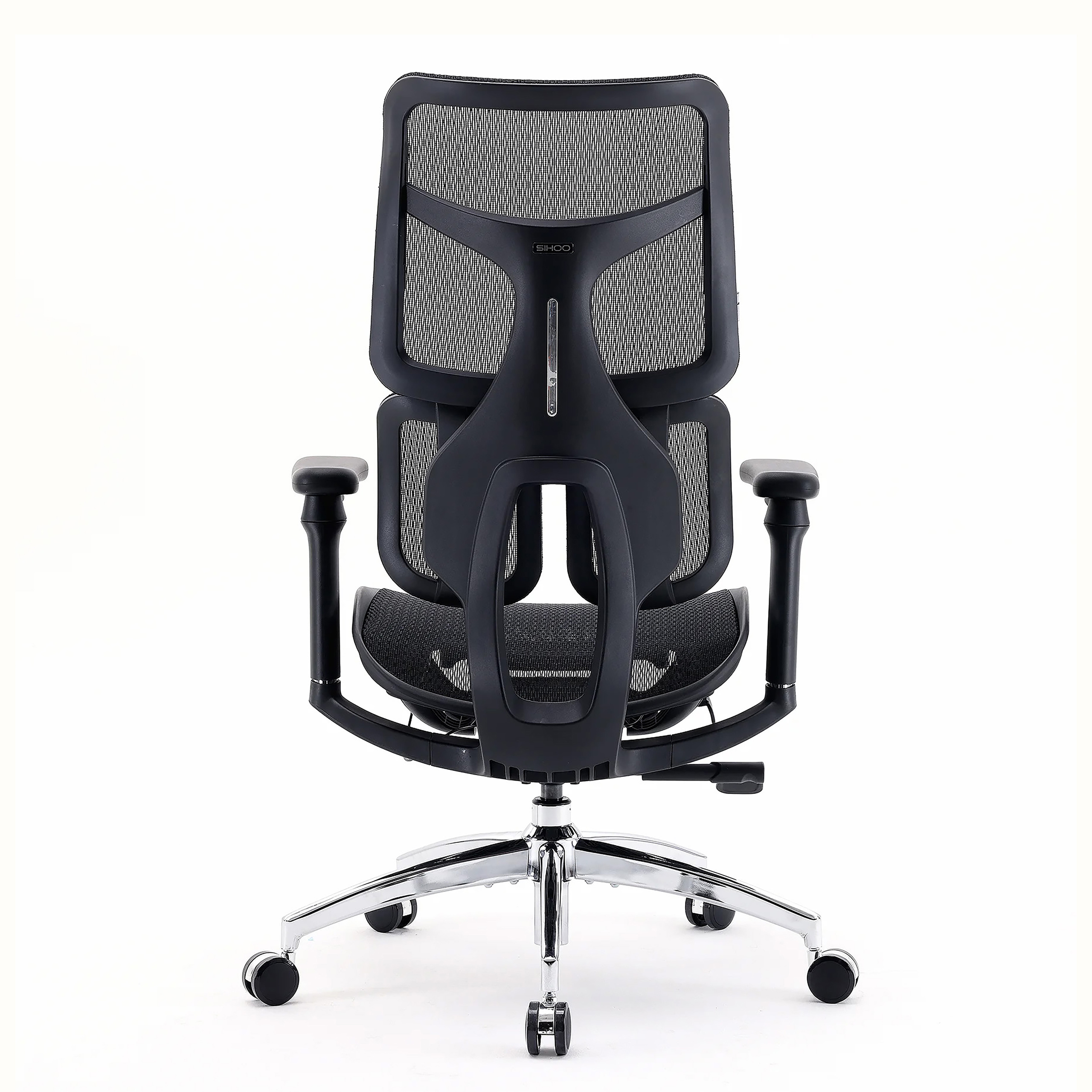 Schwarzer Netz-Bürostuhl, ergonomisches Design, mit Armlehnen und Rollen, auf weißem Hintergrund.