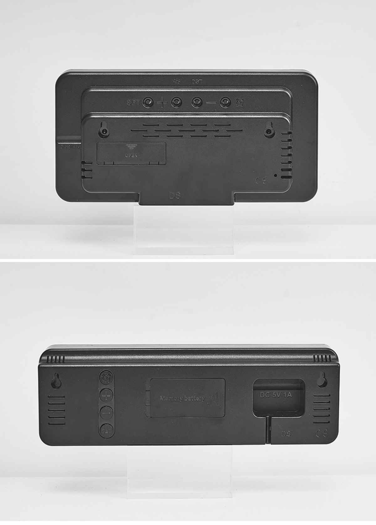 Zwei Ansichten einer schwarzen Digitaluhr. Die obere Ansicht zeigt Knöpfe und ein Fach. Die untere Ansicht zeigt das Batteriefach.