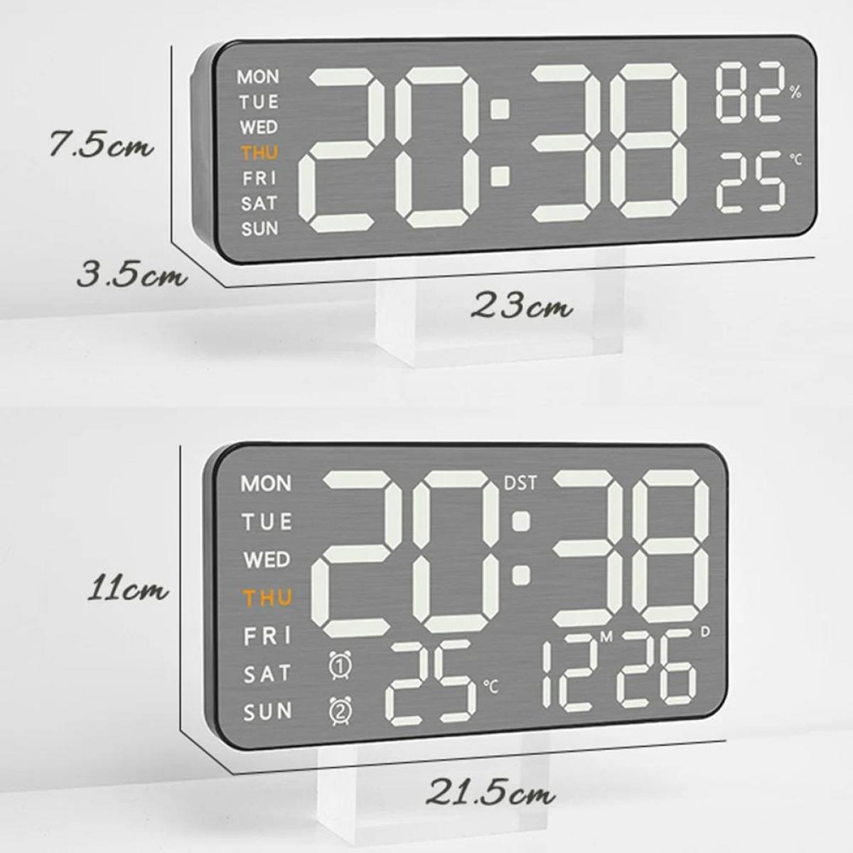 Digitaluhr zeigt 20:38, Temperatur, Tag und Datum an. Abmessungen beschriftet. Zwei Uhren.