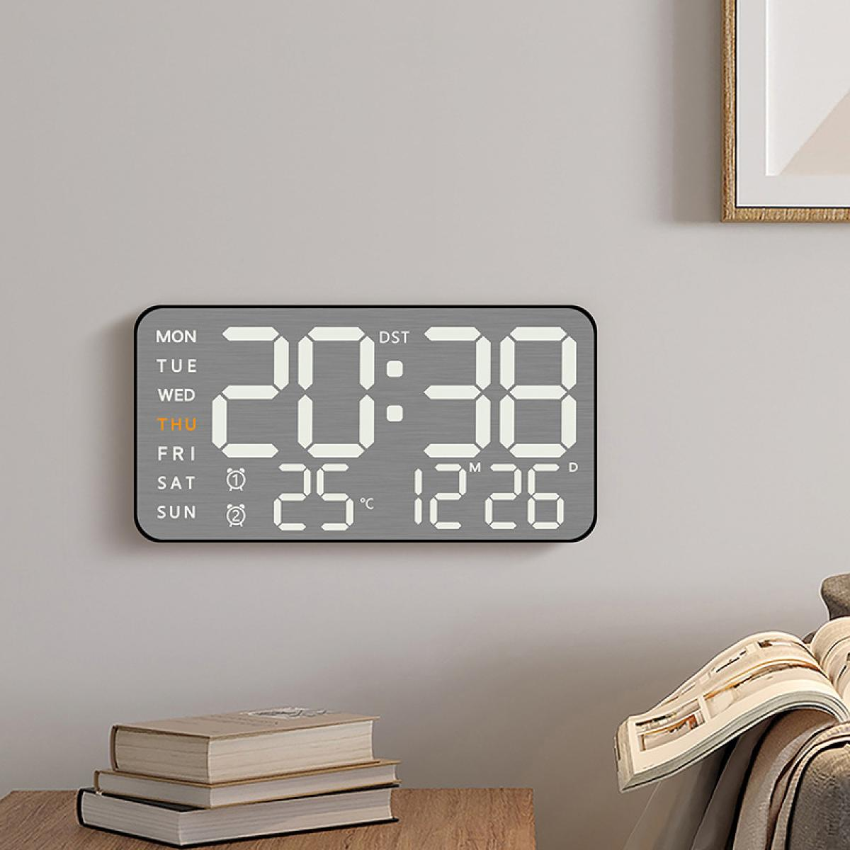 Digitaluhr zeigt 20:38, 25°C und 12/26. Es ist Donnerstag. Bücher und ein gerahmtes Bild im Hintergrund.