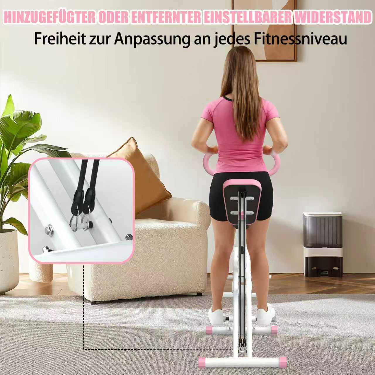 Frau benutzt ein rosa-weißes Trainingsgerät. Sie trägt ein rosa Oberteil und schwarze Shorts. Im Hintergrund sind ein Sofa und eine Pflanze.
