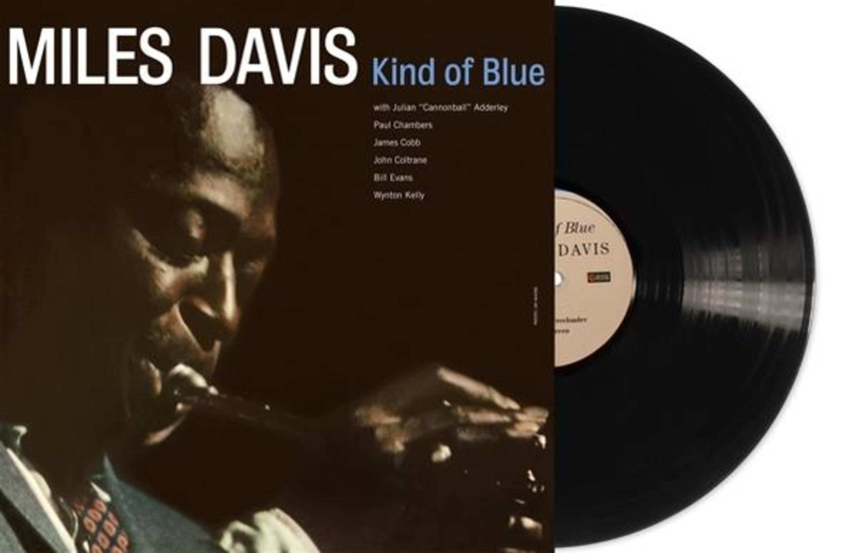 Copertina dell'album Kind of Blue di Miles Davis. Davis suona la tromba. Un disco in vinile nero a destra.