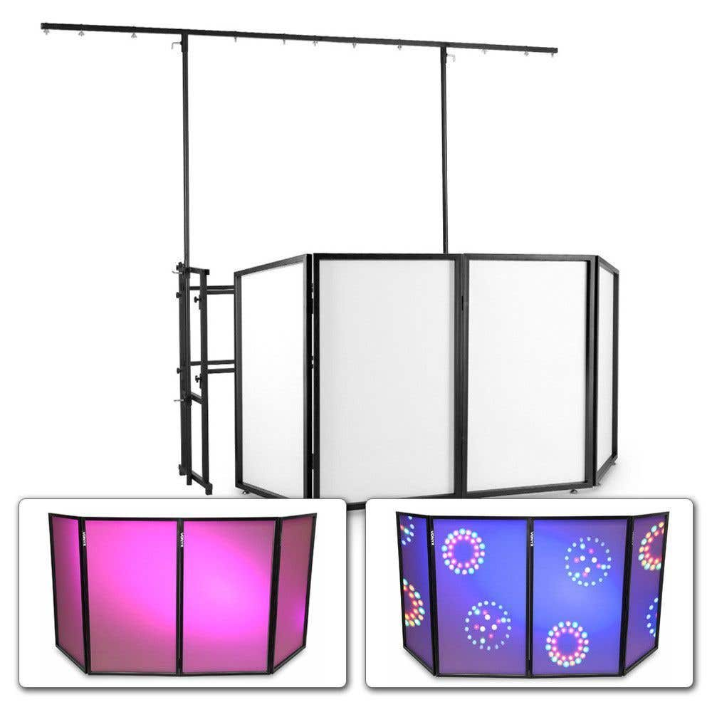 Una cabina de DJ con paneles blancos y marcos negros. Dos cabinas más pequeñas debajo, una rosa y otra con luces de colores.