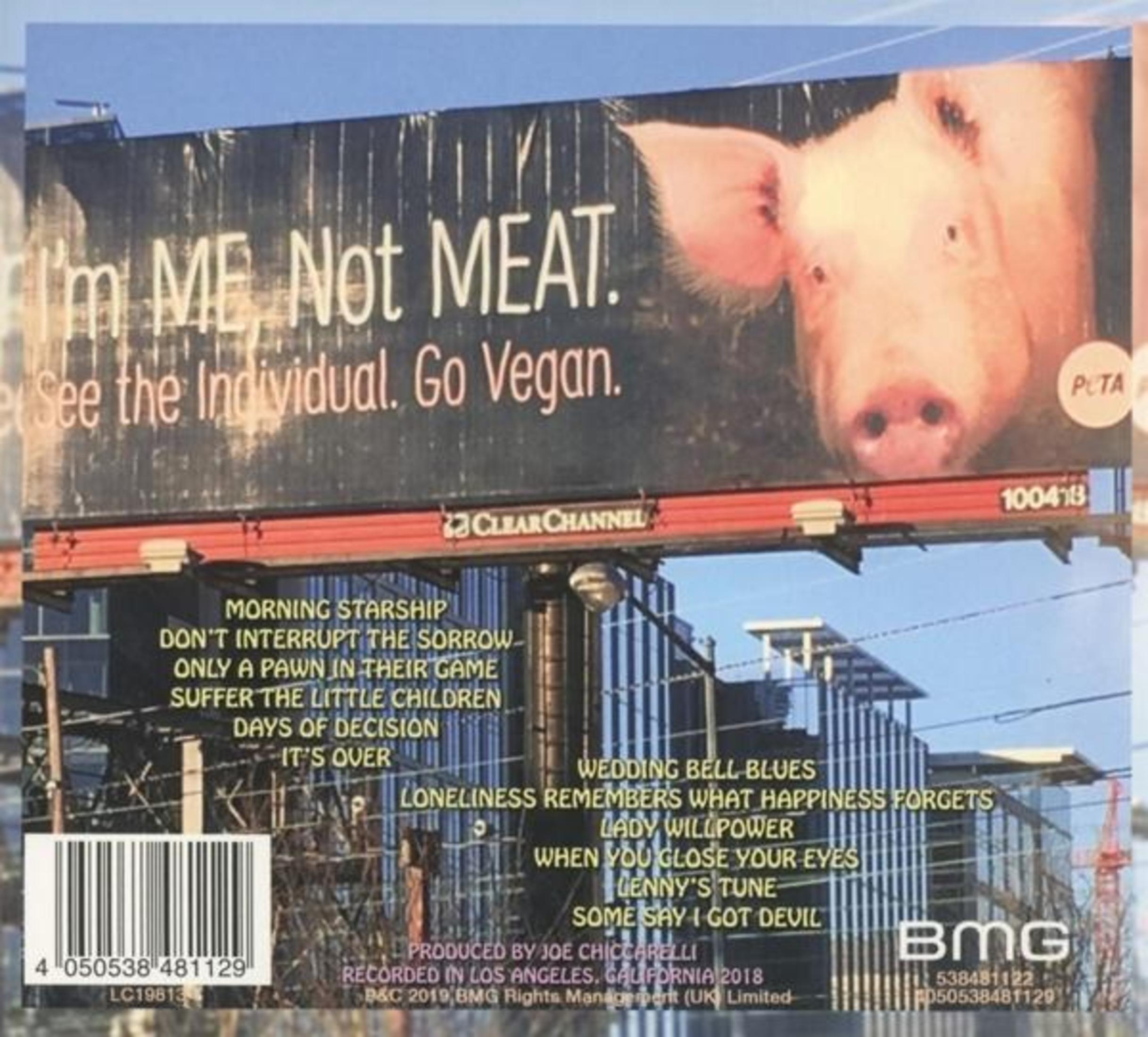Plakat mit Schweinegesicht, Text 'I'm ME, Not MEAT. Go Vegan.' Albumcover mit Songtiteln.