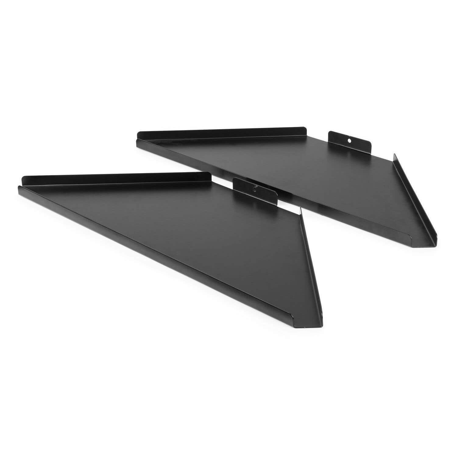 Dos estantes metálicos negros y triangulares están en ángulo. Tienen bordes elevados y un soporte para montar. Fondo blanco.