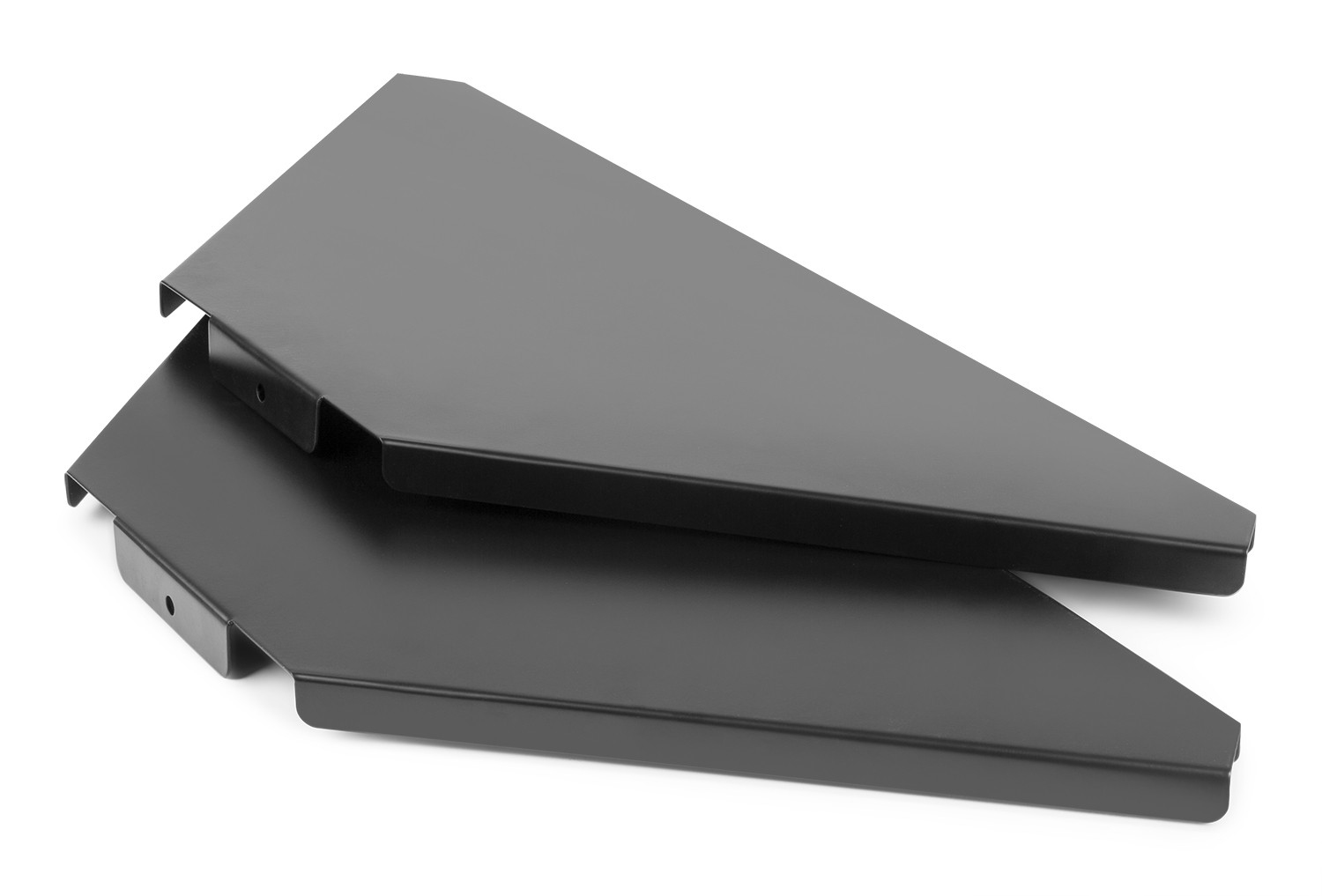 Dos estantes metálicos triangulares negros apilados. El estante superior está ligeramente desplazado, revelando el inferior. Fondo blanco.
