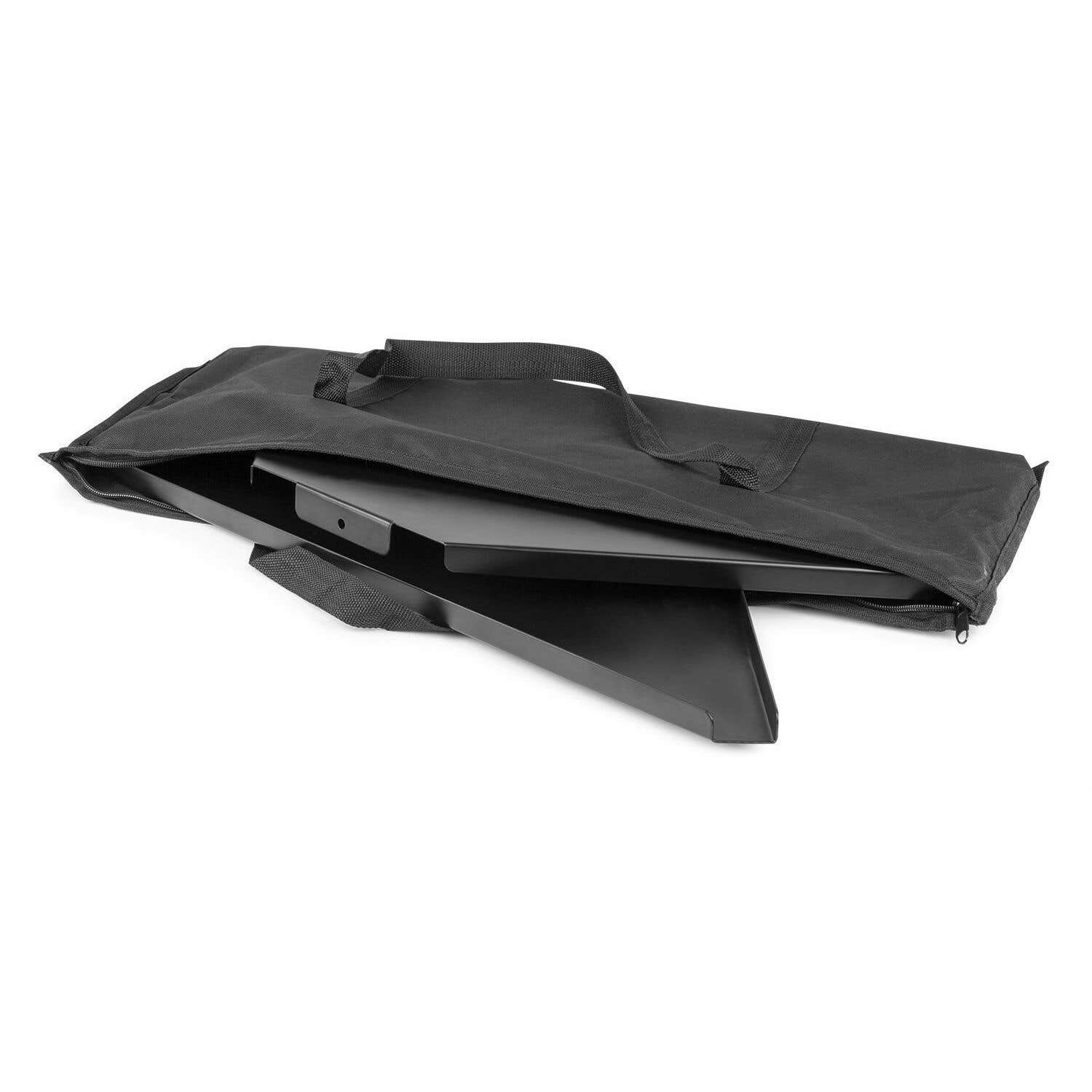 Una bolsa negra parcialmente abierta, que revela componentes de mesa de metal negro. La bolsa tiene asas. Fondo blanco.