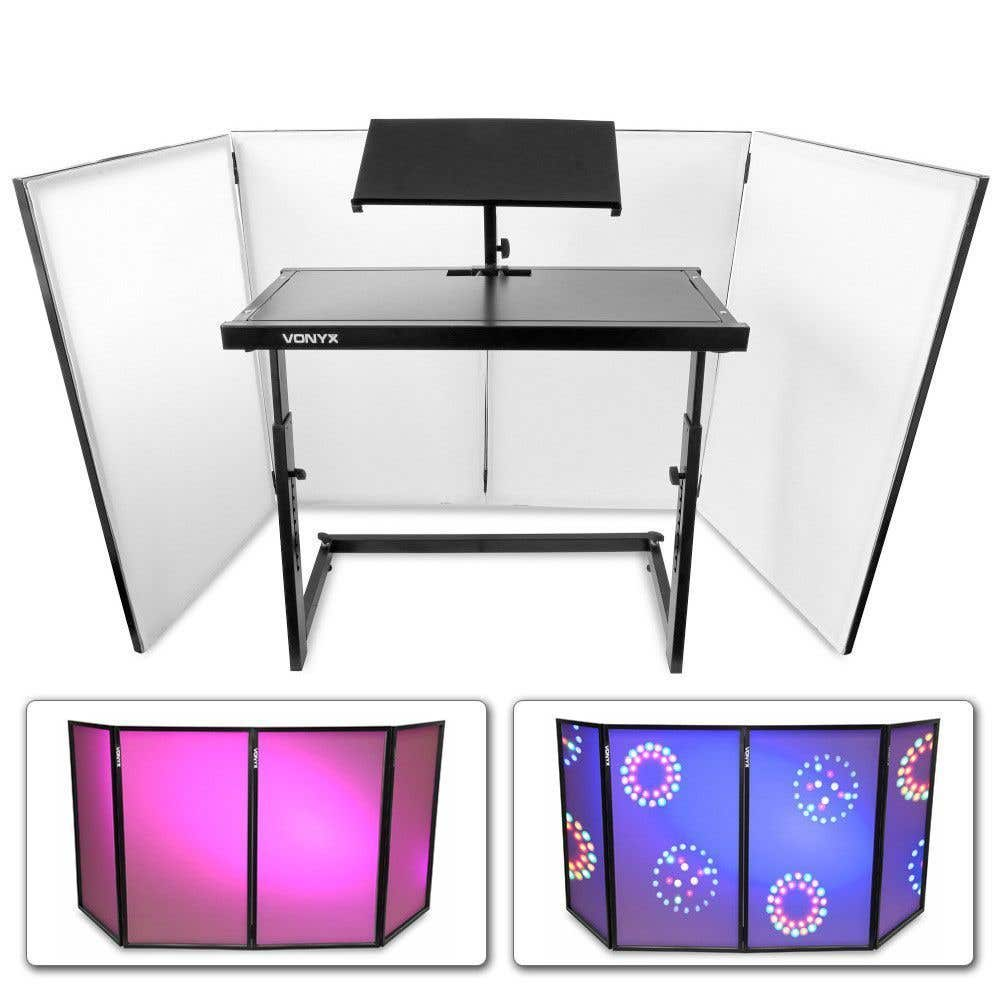 Un puesto de DJ con una mesa negra, paneles blancos y dos paneles iluminados más pequeños debajo, uno rosa y otro azul.