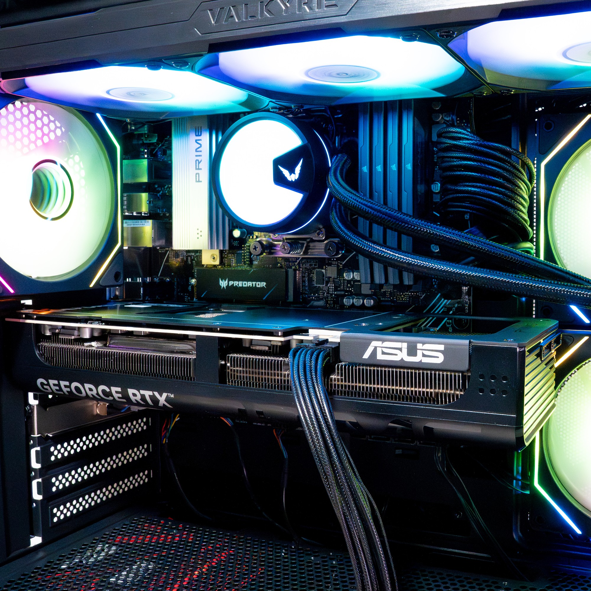 Dentro de una computadora con ventiladores brillantes, una tarjeta gráfica y un enfriador líquido. Cables ordenados.