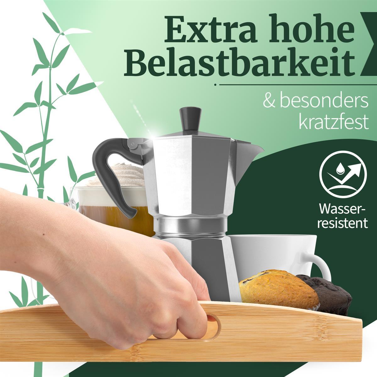 Eine Hand hält ein Tablett mit Kaffeemaschine, Kaffee, Muffins und einer Tasse. Der Hintergrund enthält Text und Bambusblätter.