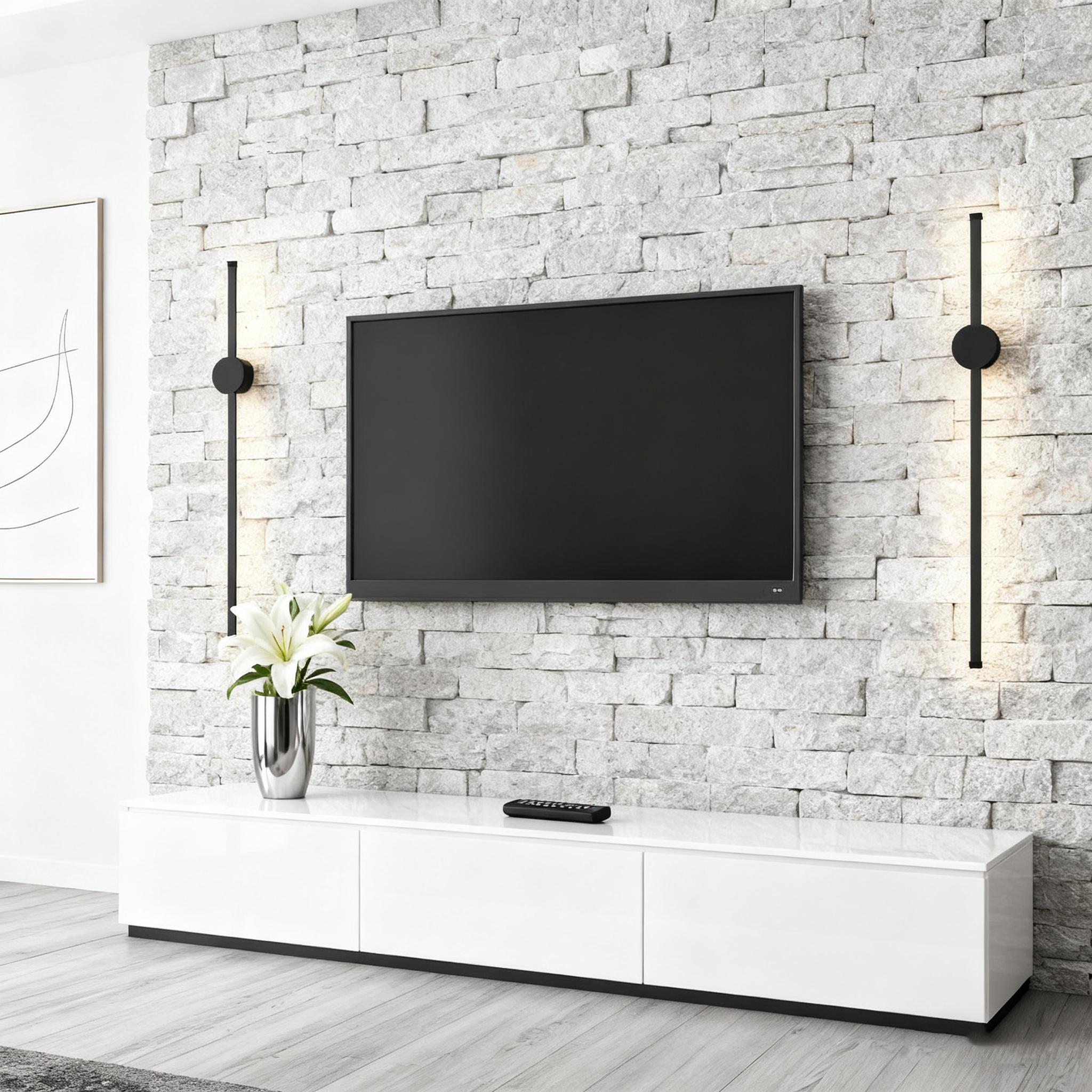 Soggiorno moderno con TV su muro in pietra, mobile bianco e vaso di gigli.