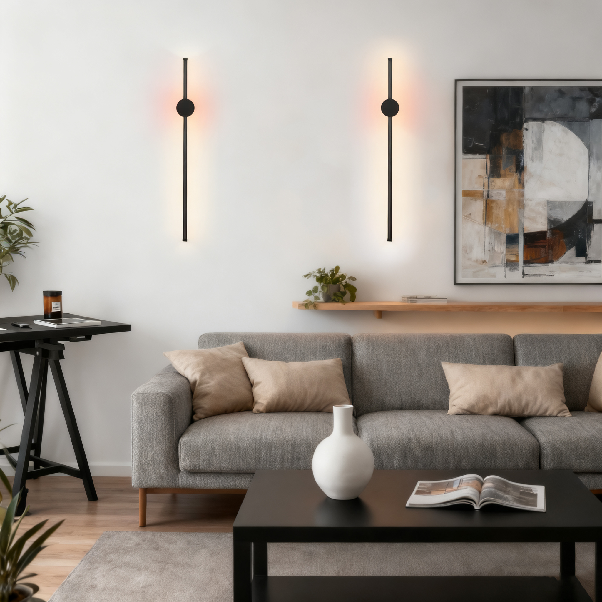 Un soggiorno moderno con divano grigio, tavolino nero e lampade da parete. Un quadro è appeso al muro.