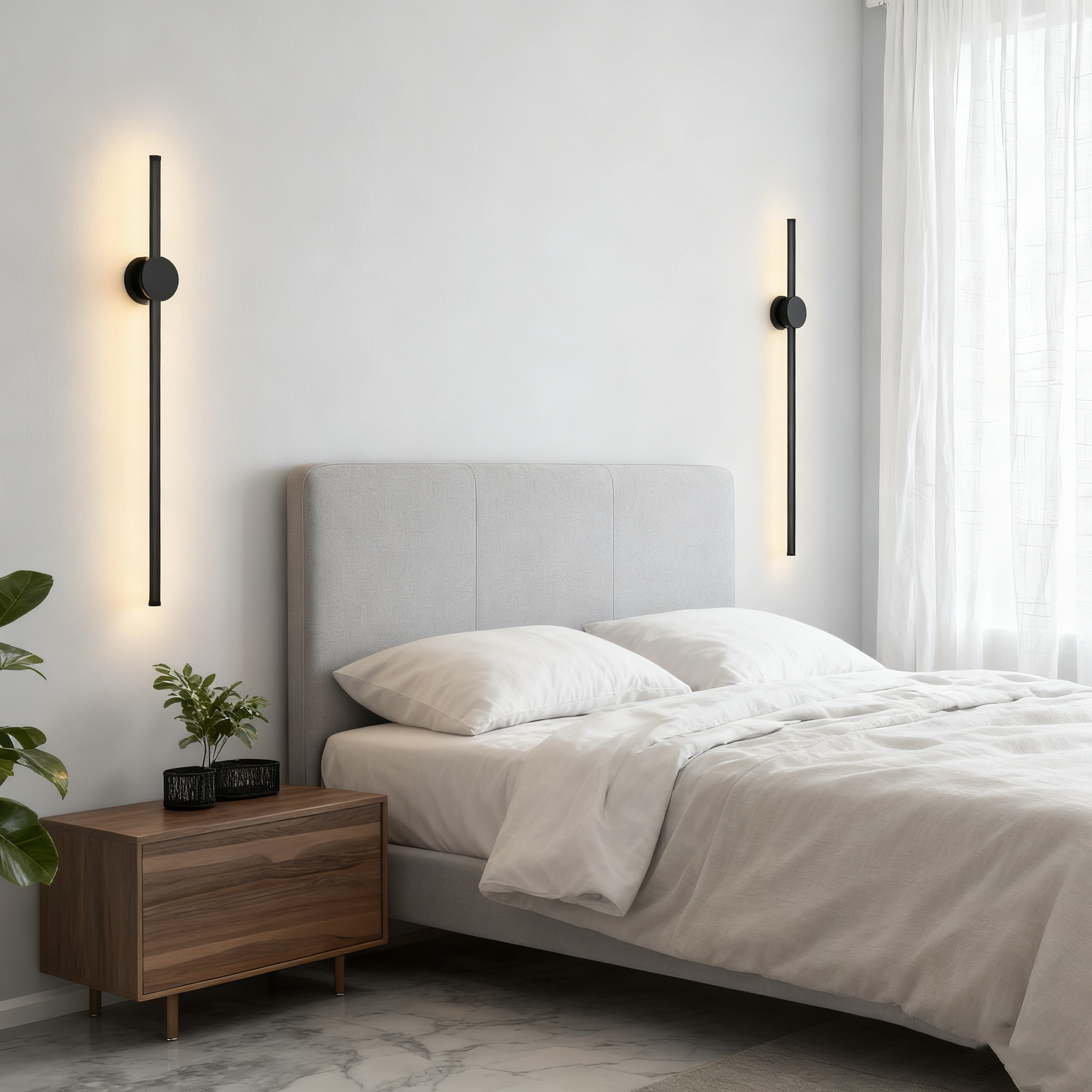 Camera da letto con letto, comodino e due lampade da parete. Parete bianca, letto grigio chiaro e comodino in legno.