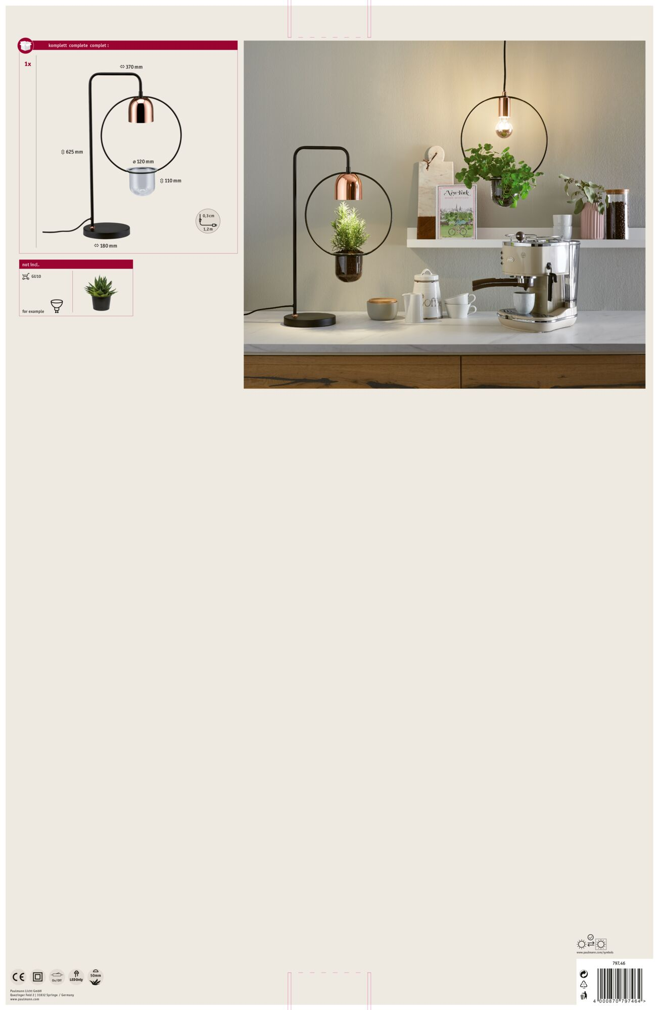 Eine dekorative Lampe mit kupferfarbenem Schirm, die eine kleine Pflanze trägt. Der Hintergrund zeigt eine Küche mit Kaffeemaschine und Pflanzen.