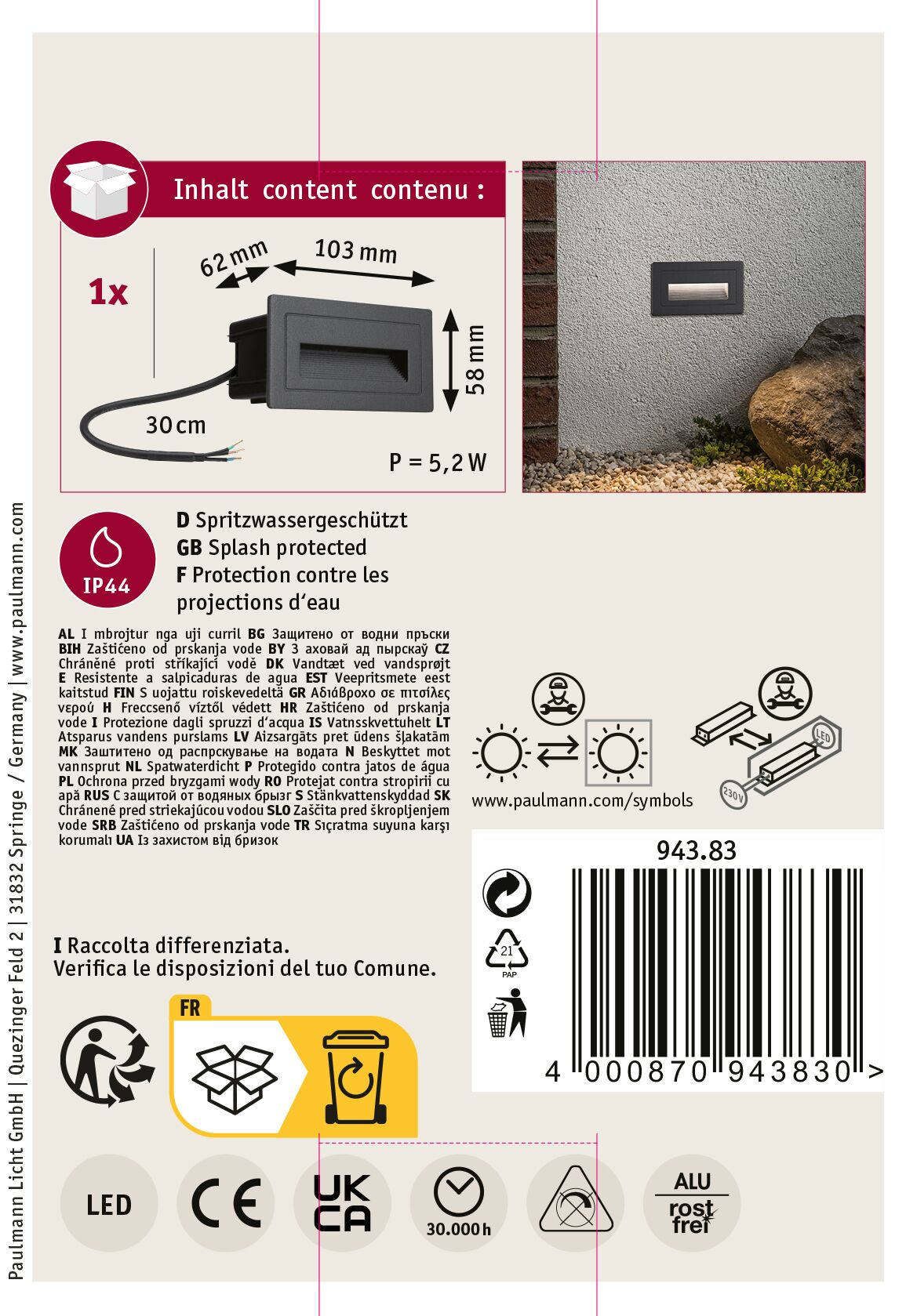 Prostokątna lampa zewnętrzna na teksturowanej ścianie, duża skała po prawej. Oprawa ma wymiary.