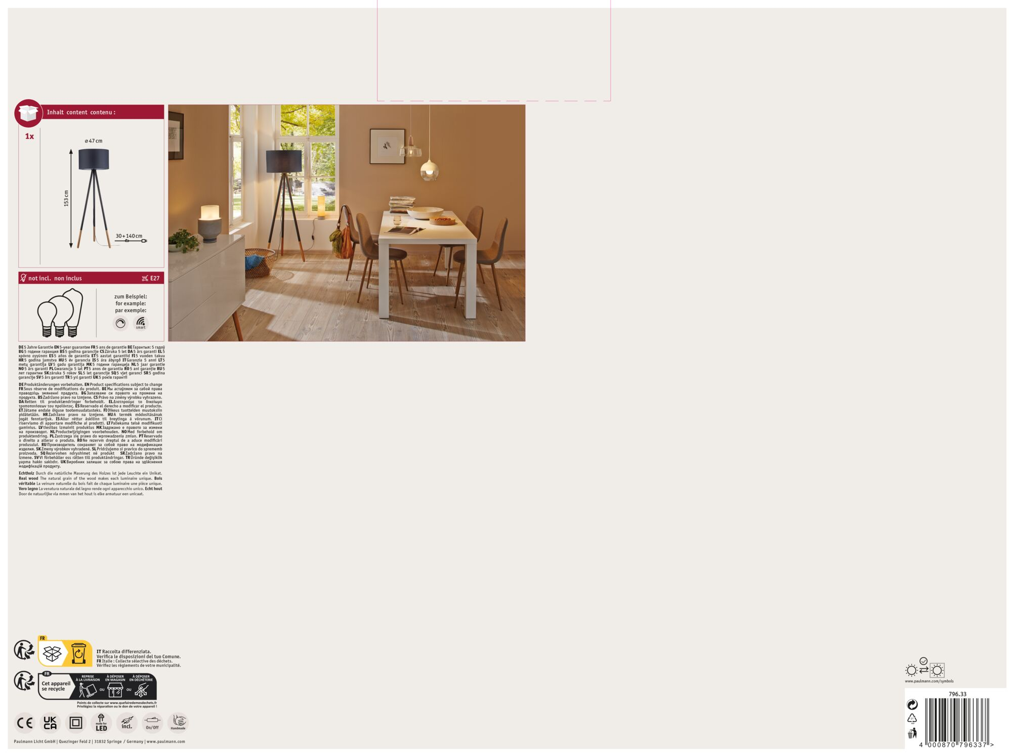 Pokój z lampą podłogową, stołem, krzesłami i białą szafką. Okno znajduje się po prawej stronie.