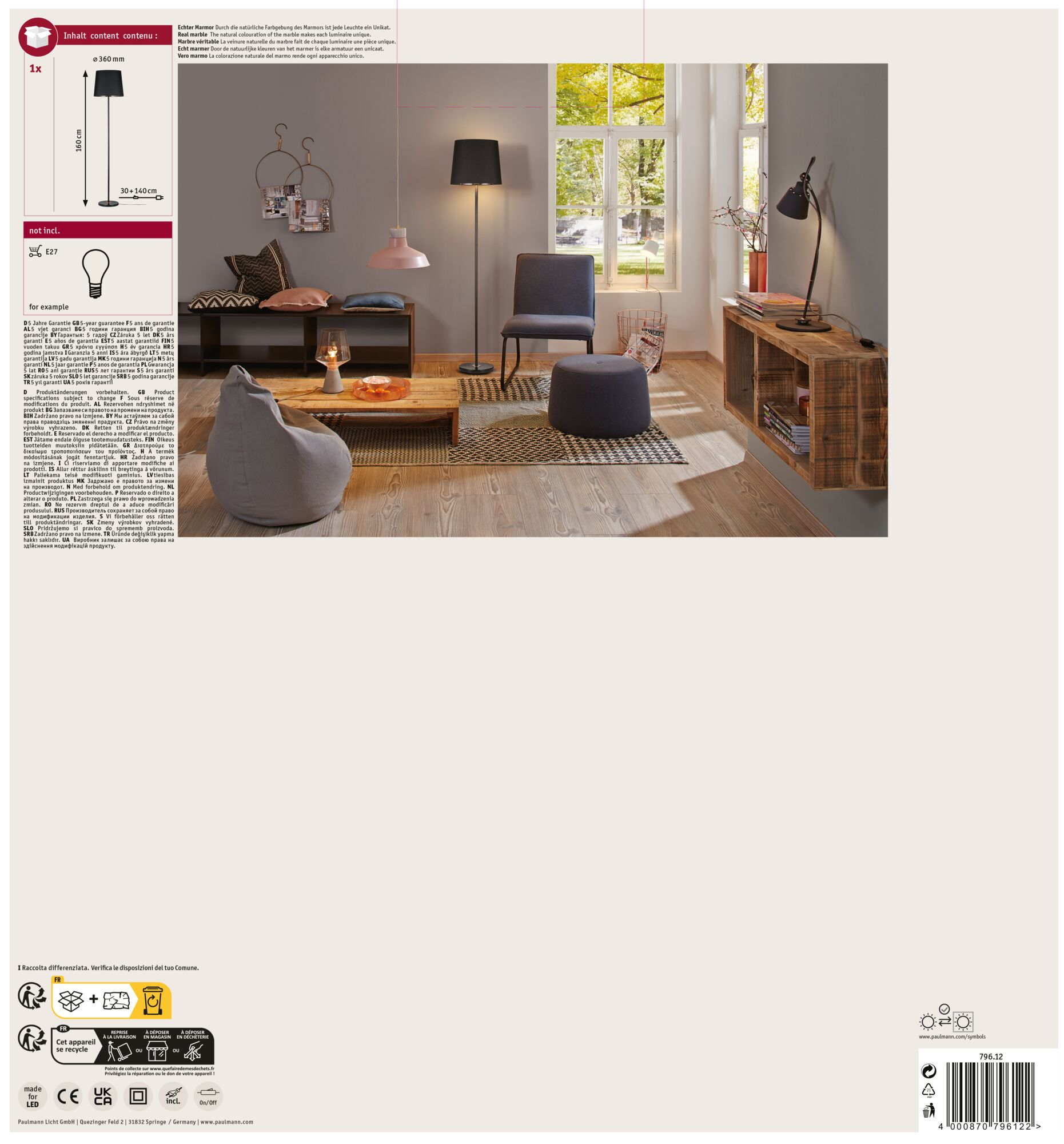 Pomieszczenie z lampą podłogową, krzesłem, drewnianym stołem i oknem ze światłem dziennym.