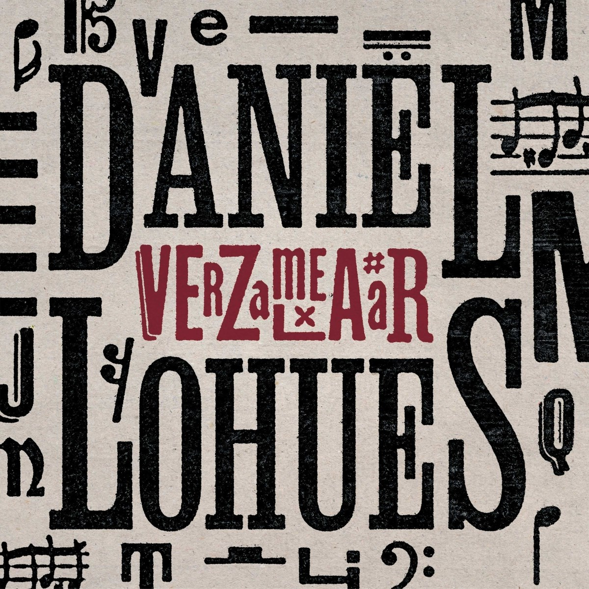 Tekstgebaseerd kunstwerk met 'DANIEL VERZAMEAR LOHUES' in vette zwarte en rode letters, omringd door muzieknoten en symbolen.