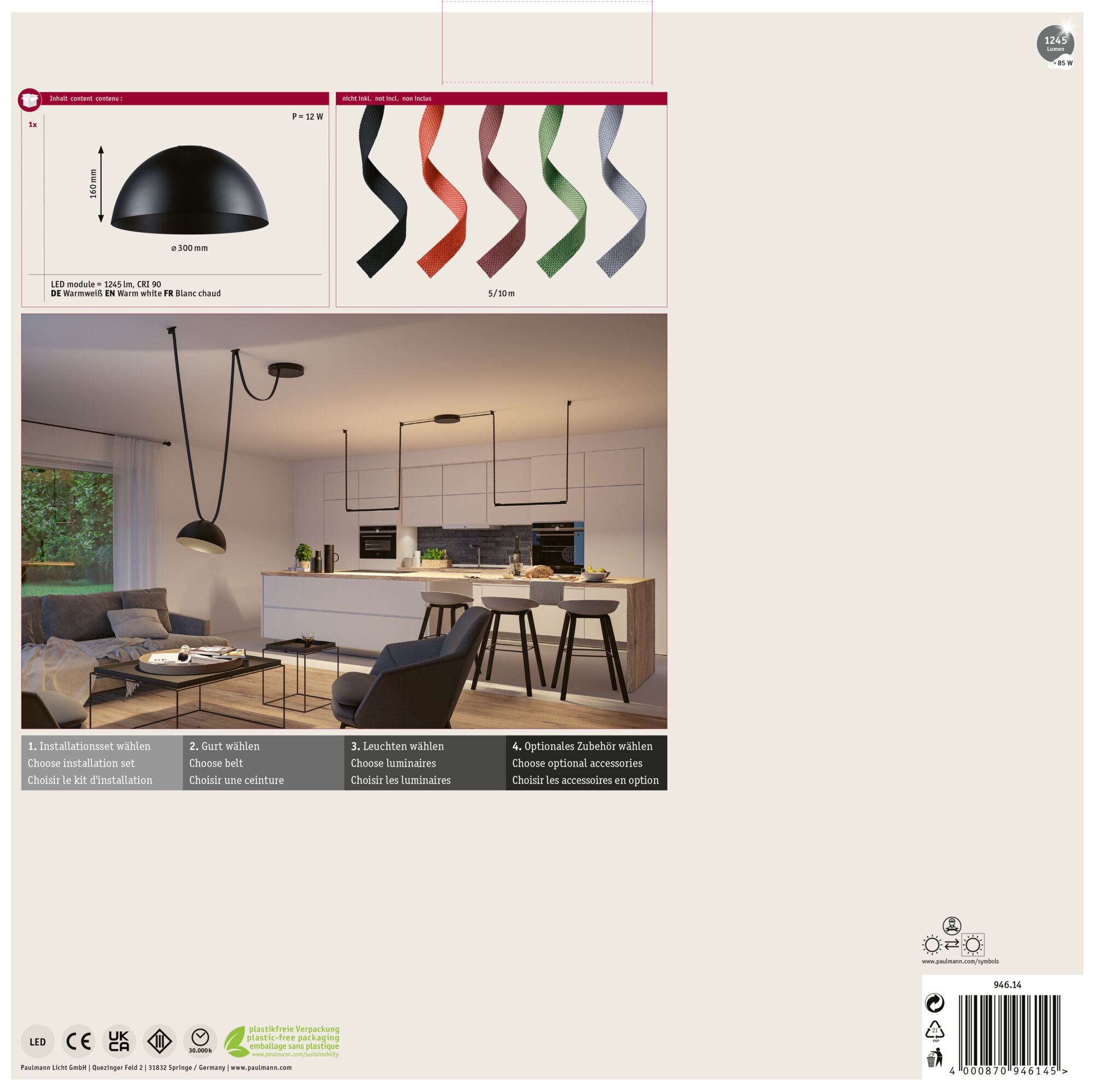 Moderne Küche mit Pendelleuchten. Es gibt Barhocker, ein Sofa und einen Tisch.