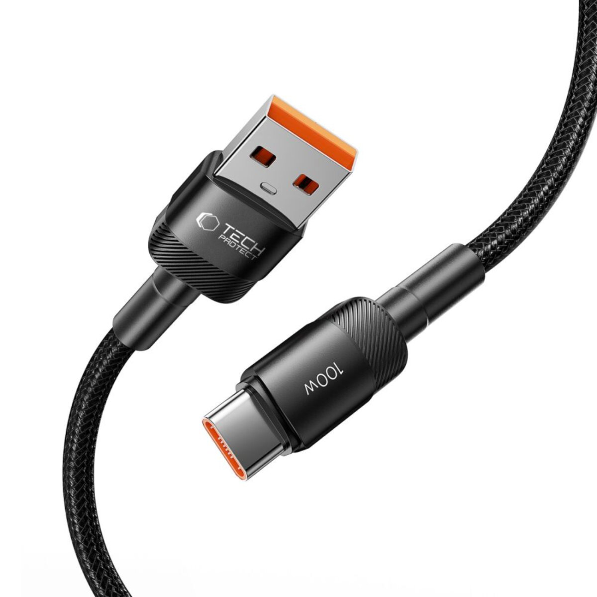 Zwarte en oranje USB-C-kabel met een USB-A-connector. De kabel heeft een gevlochten ontwerp. Het USB-C-uiteinde leest 100W.