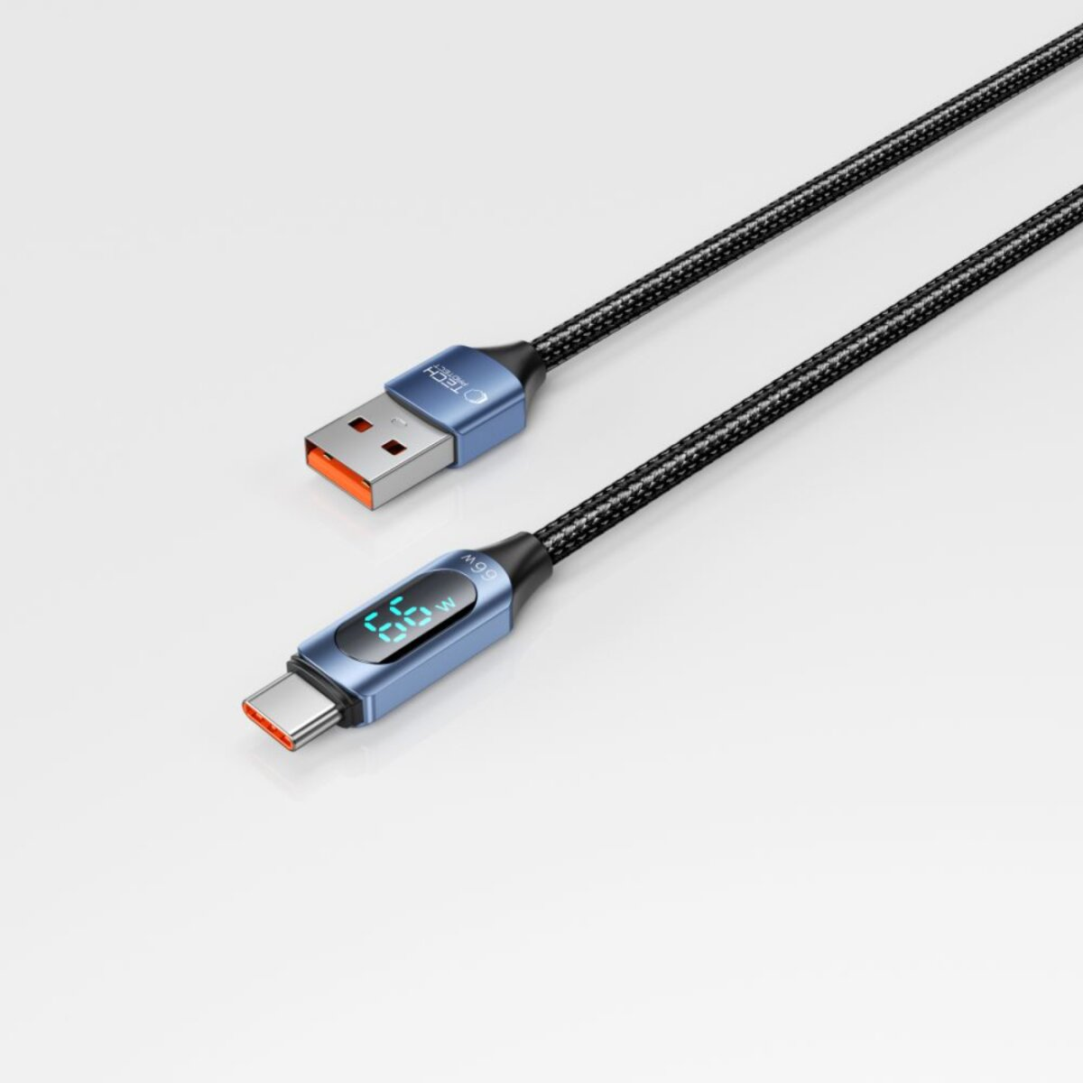 Twee blauwe en zwarte USB-kabels op witte achtergrond. Eén met een USB-A-connector en de andere met een USB-C-connector. Beide tonen het vermogen.