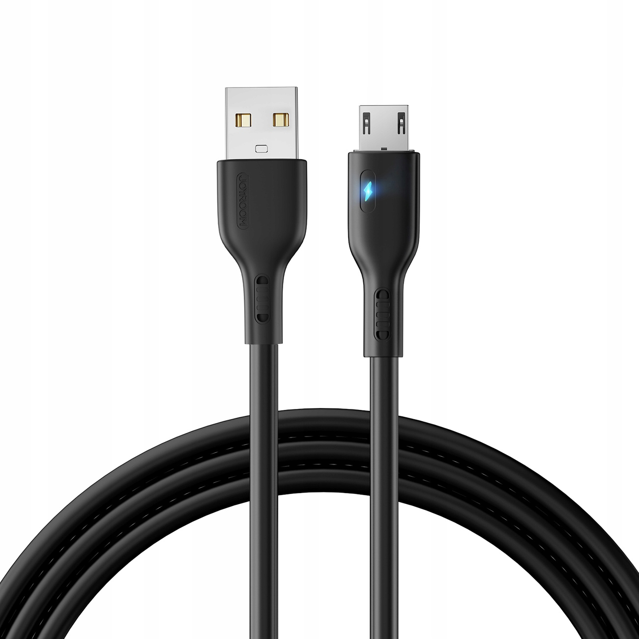 Sono mostrati due cavi USB neri. Uno ha un connettore USB-A, l'altro micro-USB. Un indicatore di carica blu è acceso sul micro-USB.