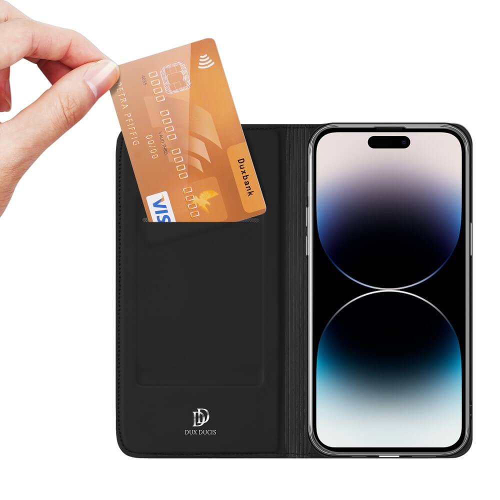 Eine Hand hält eine Kreditkarte über einer Handyhülle. Die Hülle hat ein Telefon und Platz für Karten. Sie ist schwarz mit Logo.