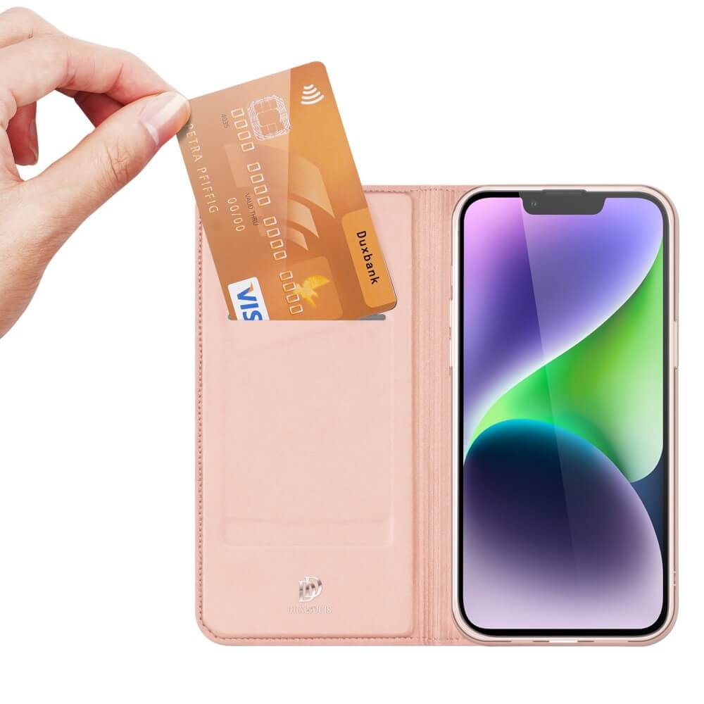 Eine Hand, die eine Kreditkarte über einer rosa Handyhülle mit einem Telefon darin hält. Das Telefon hat ein farbenfrohes Hintergrundbild.