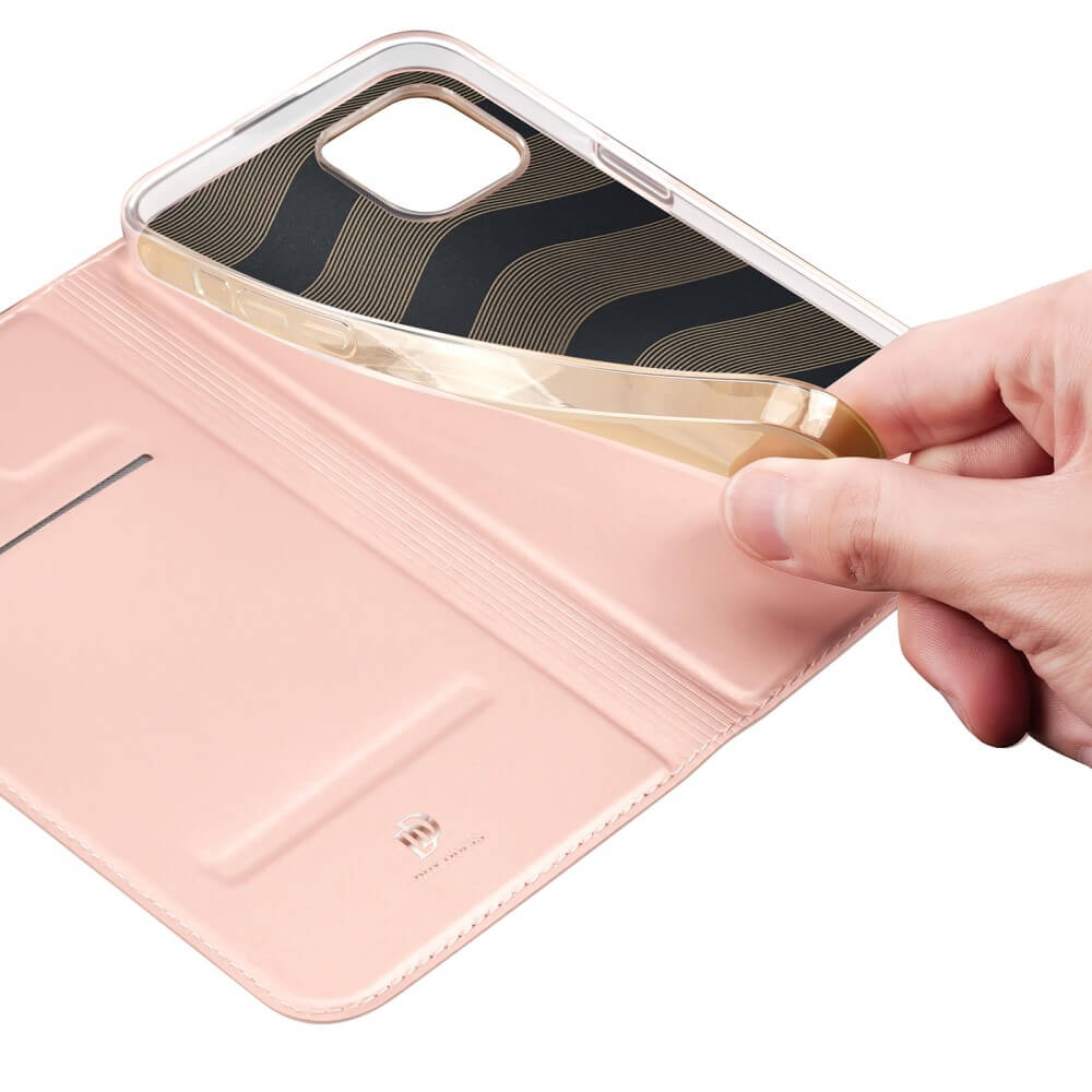 Hand hält eine Handyhülle. Die Hülle ist rosa und offen und zeigt ein Handy. Das Telefon hat ein schwarz-goldenes Wellenmuster.