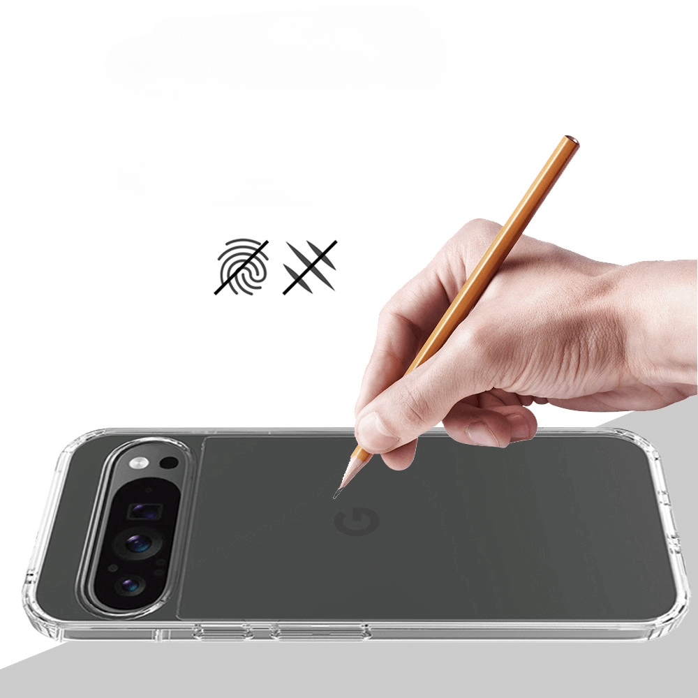 Une main tient un crayon au-dessus d'une coque de téléphone. Symboles pour pas d'empreintes digitales et pas de rayures. La coque est claire.
