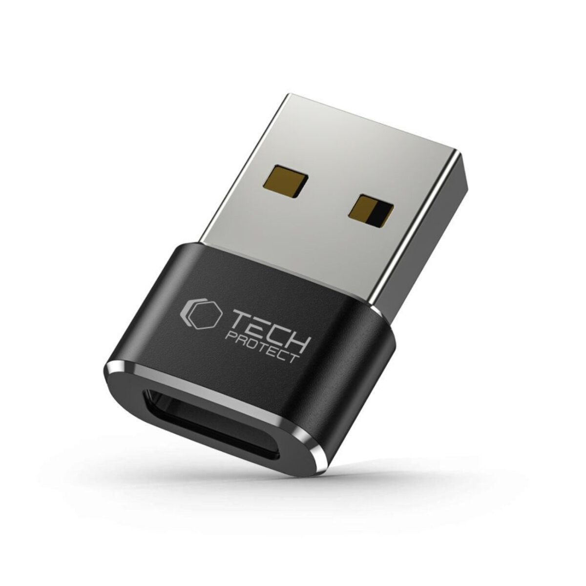 Een USB-adapter. Het heeft een zwarte behuizing met het opschrift 'TECH PROTECT'. Het metalen deel is zilverkleurig.