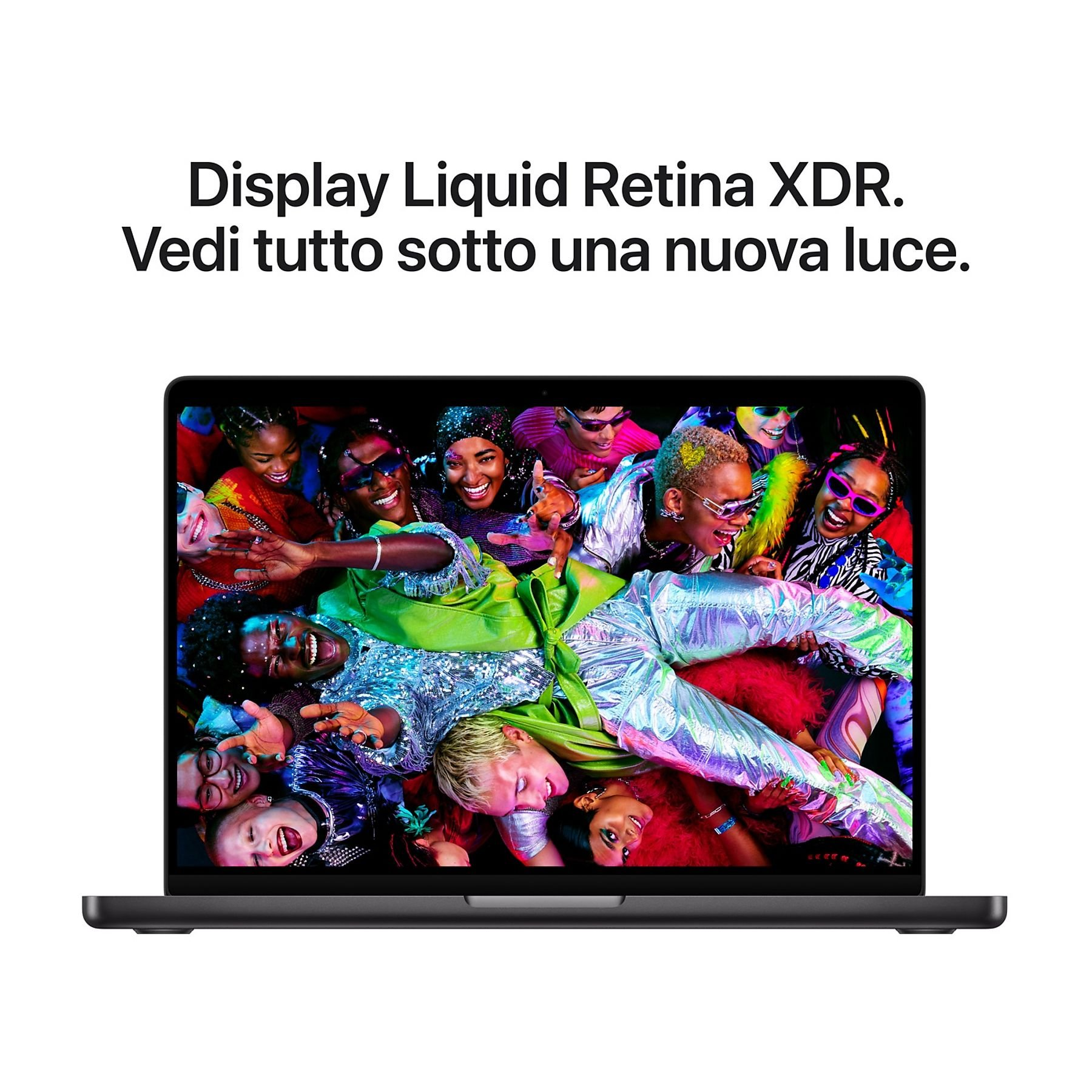 Il laptop mostra un gruppo di persone vibrante. Il testo in alto recita: Display Liquid Retina XDR. Vedi tutto sotto una nuova luce.