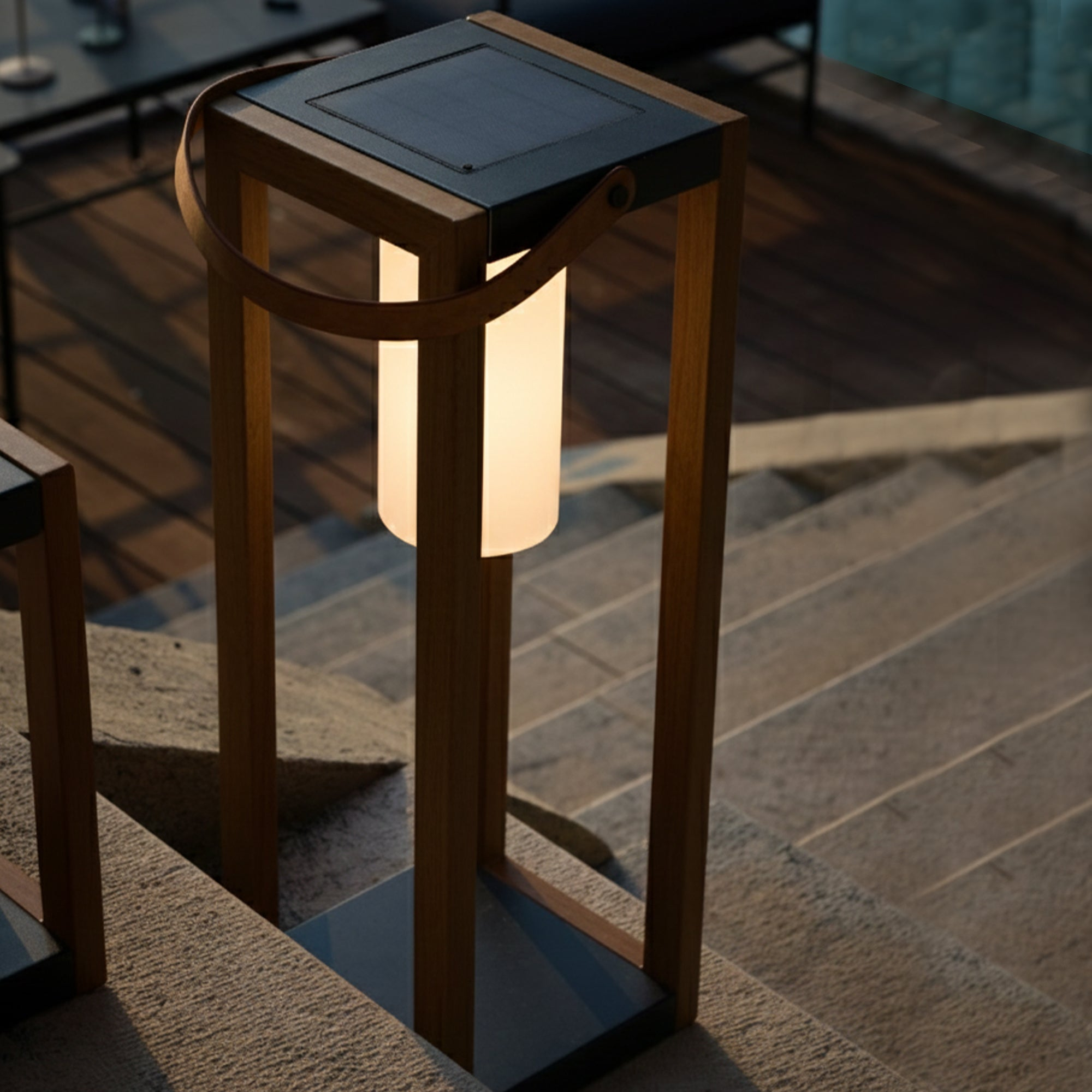 Eine moderne Holzlaterne mit Solarpanel steht auf Steintreppen. Sie hat einen Griff und ein Innenlicht.