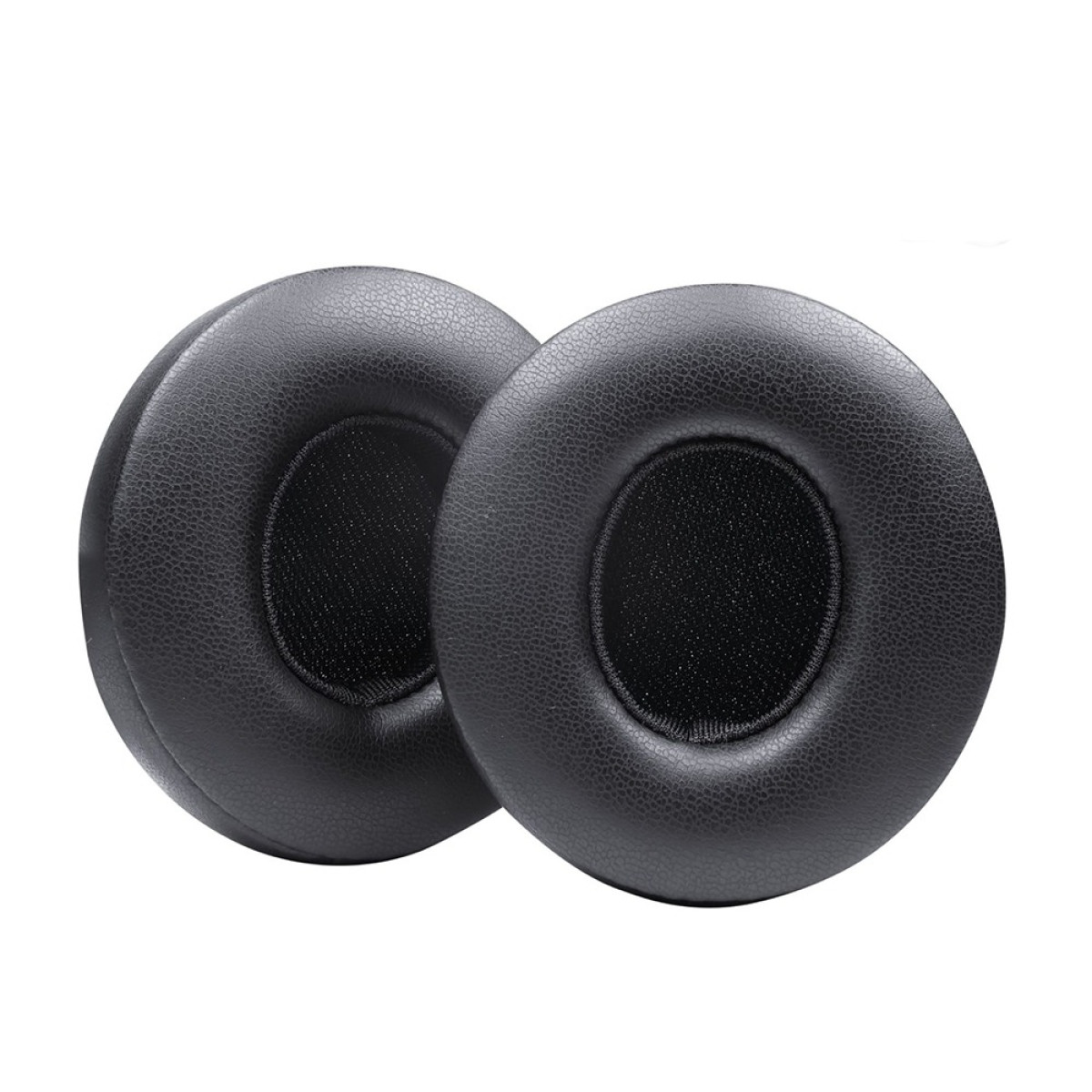 Due cuscinetti auricolari neri e circolari per cuffie. Sono simili alla pelle con un centro in rete. Lo sfondo è bianco.