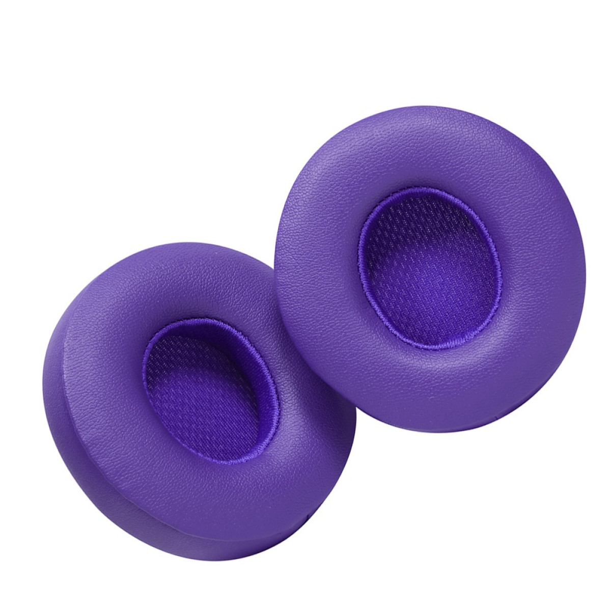 Due cuscinetti auricolari viola per cuffie. Ognuno ha un design circolare con un centro a rete. Lo sfondo è bianco.