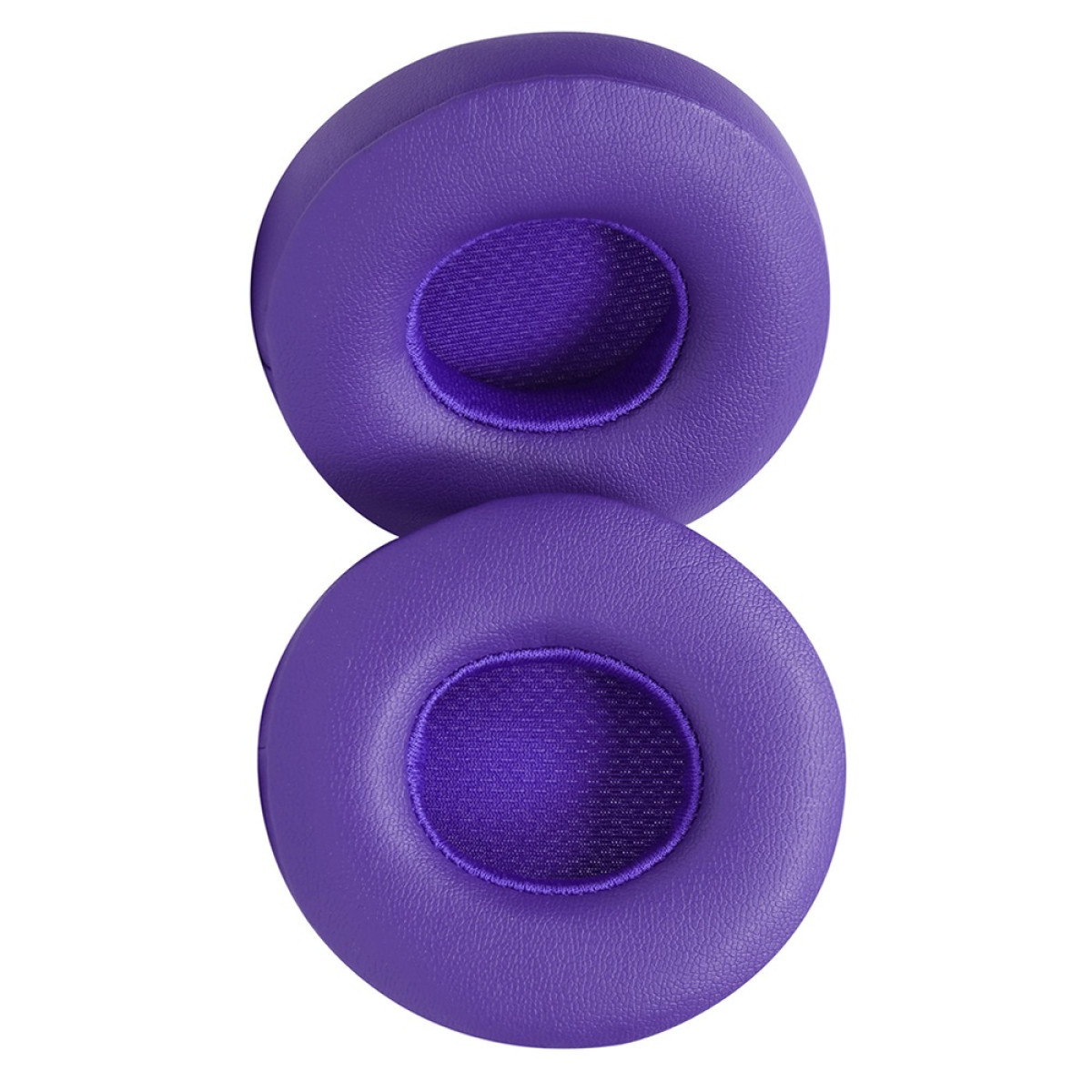Due cuscinetti auricolari viola per cuffie. Ognuno ha un design circolare. La parte interna è in rete. Lo sfondo è bianco.