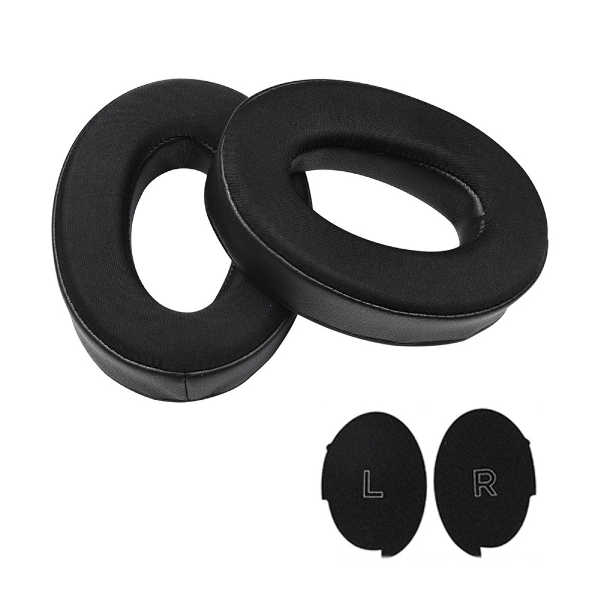 Due cuscinetti auricolari neri ovali per cuffie e due cuscinetti neri più piccoli, uno con 'L', l'altro con 'R', su sfondo bianco.