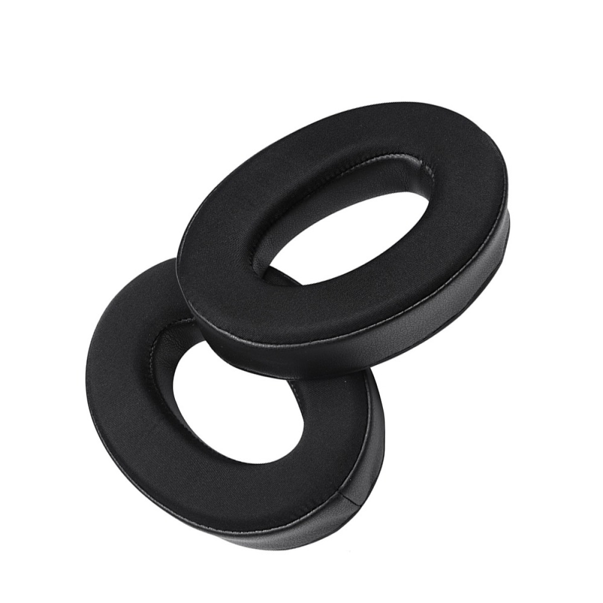 Due cuscinetti auricolari neri a forma ovale sono impilati su sfondo bianco. Ogni cuscinetto ha un foro al centro.