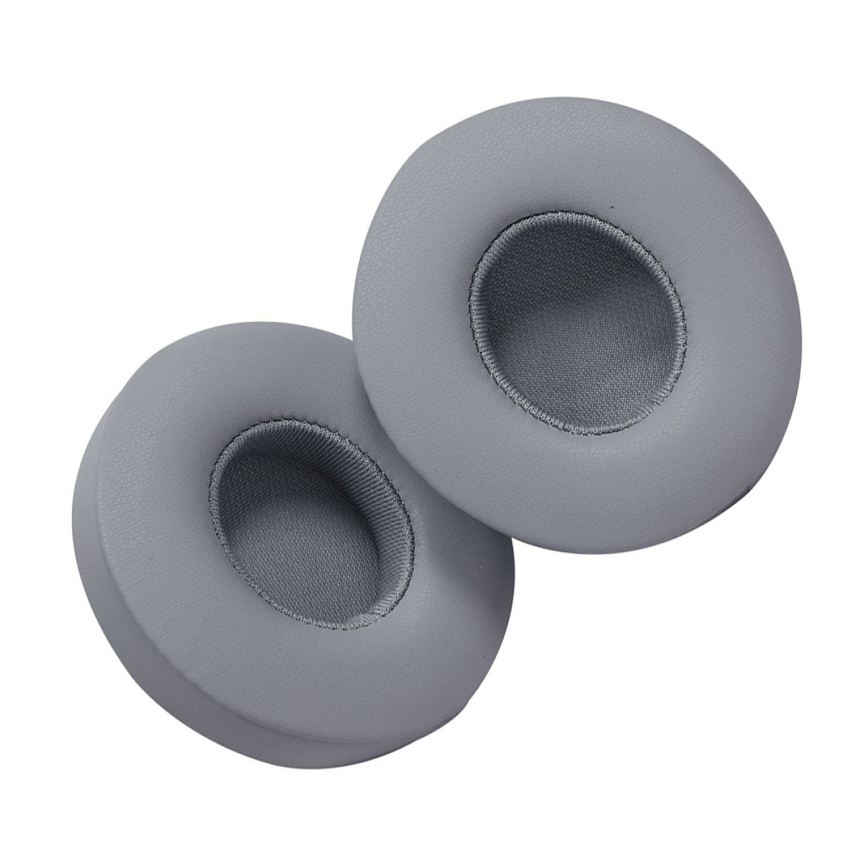 Due cuscinetti auricolari grigi per cuffie su sfondo bianco. Ognuno ha un design circolare con un centro grigio chiaro.