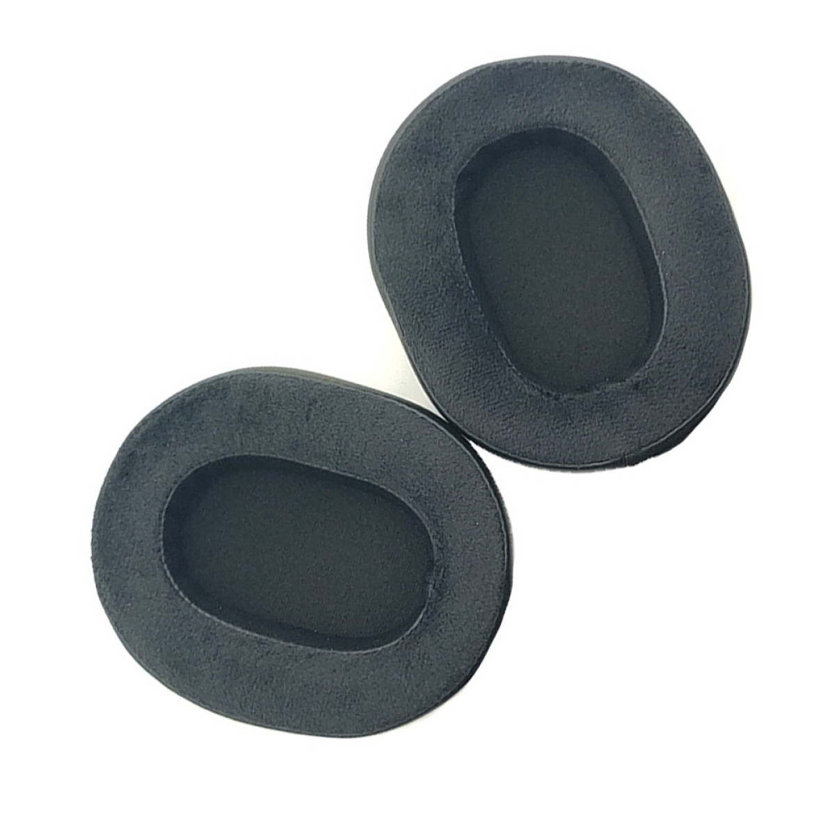 Due cuscinetti auricolari neri a forma ovale su sfondo bianco. Ogni cuscinetto ha un bordo scuro e morbido e un centro nero.