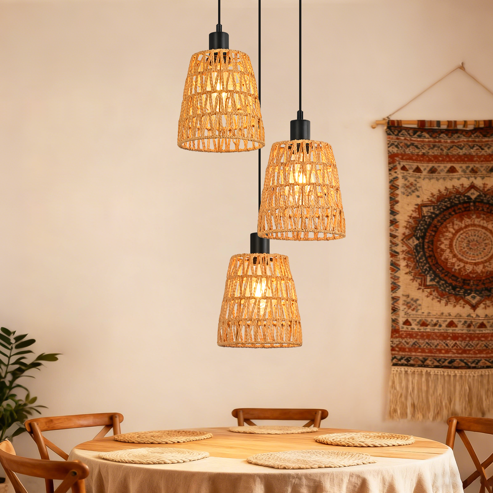 Drei Pendelleuchten aus Korbgeflecht hängen über einem Holztisch, der zum Essen gedeckt ist. Ein Wandteppich hängt an der Wand.