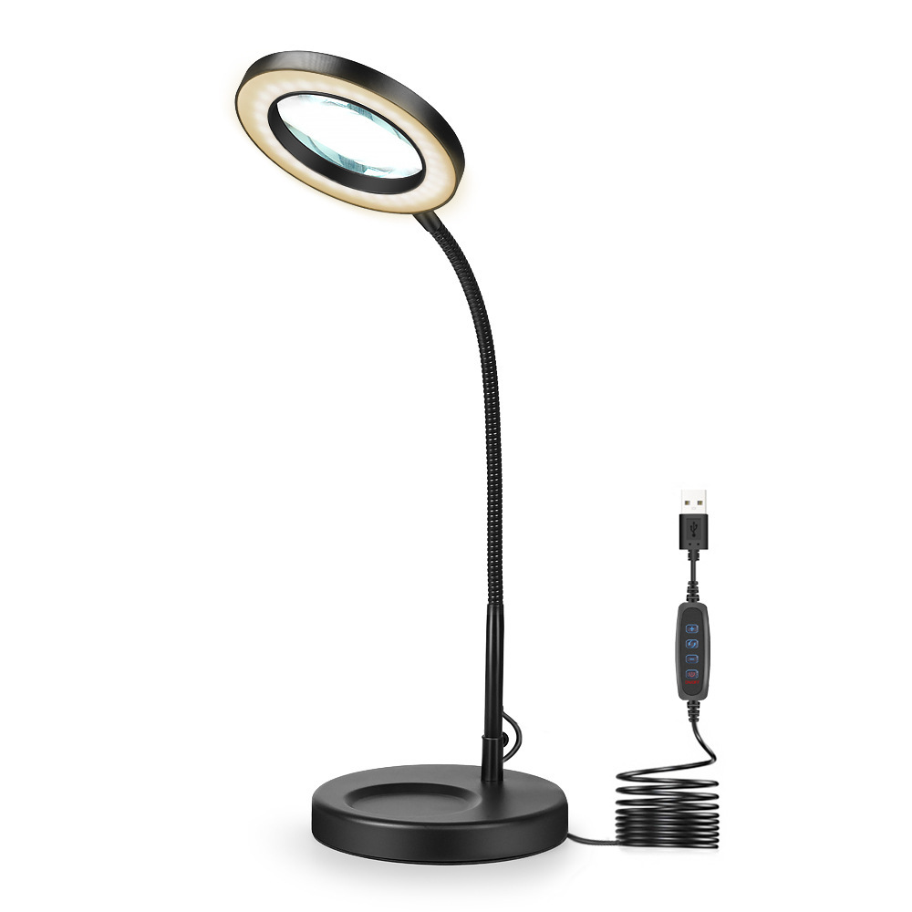 Eine schwarze Lupe mit Ringlicht. Sie hat einen flexiblen Hals und ein USB-Kabel mit Bedienelementen. Die Lampe steht auf weißem Hintergrund.