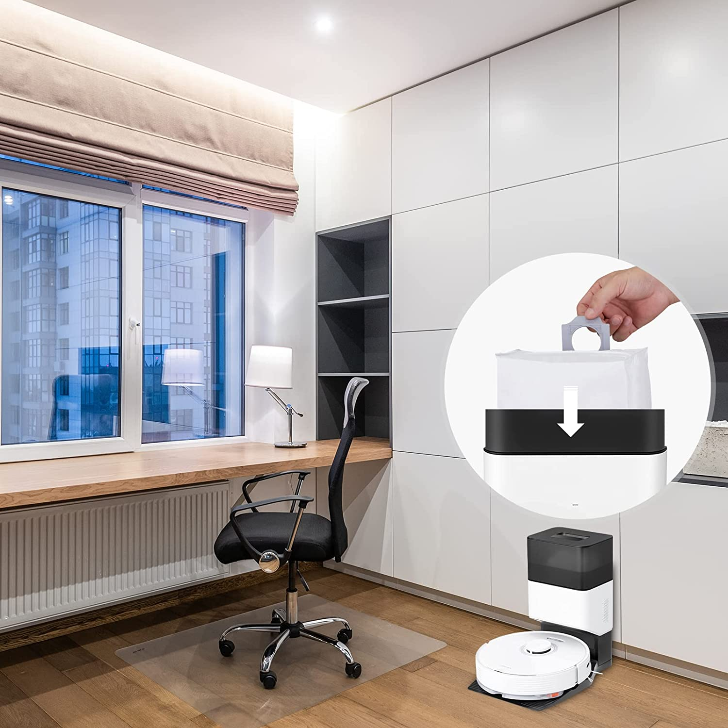Ein modernes Büro mit einem Roboterstaubsauger. Eine Hand legt einen Beutel in die Ladestation des Staubsaugers.