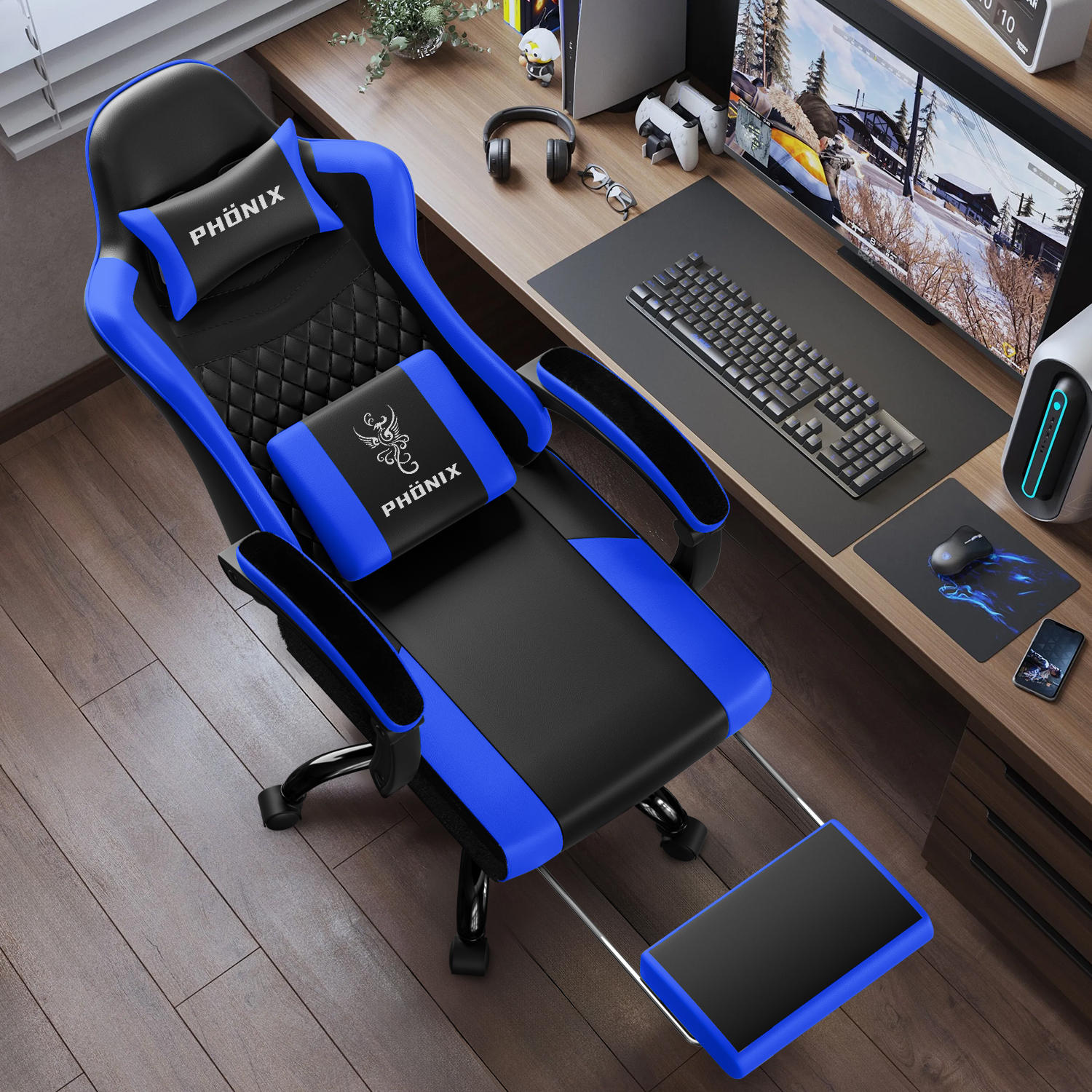 Gaming-Stuhl mit blauen Akzenten, Schreibtisch-Setup mit Tastatur, Monitor mit Spielszene und Holzfußboden.