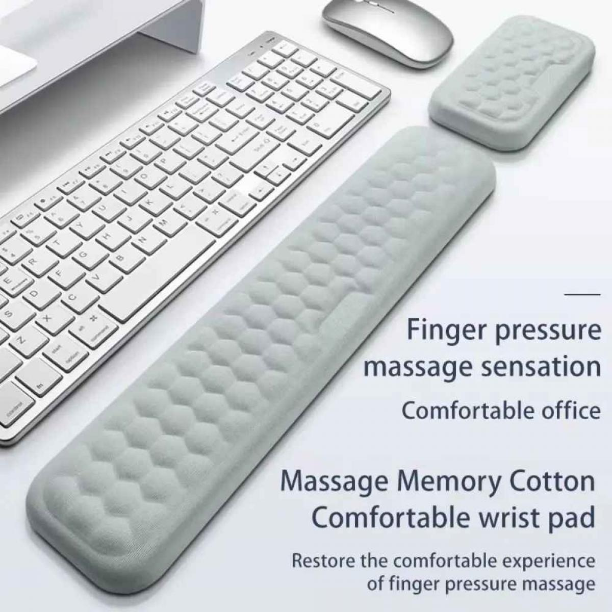 Eine weiße Tastatur, Maus und Handgelenkauflage liegen auf einer weißen Oberfläche. Text bewirbt ein Massage-Handgelenkpad.