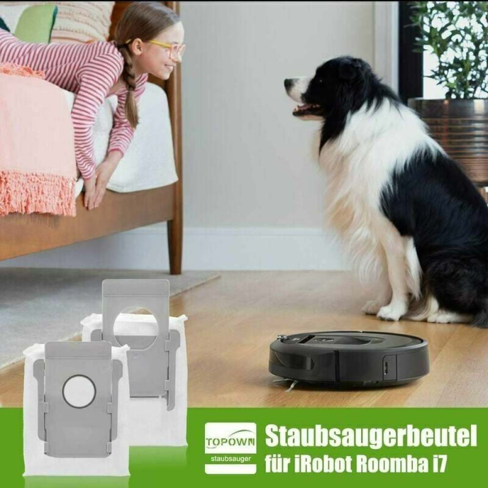 Ein Mädchen, ein Hund und ein Roomba sind in einem Raum. Der Hund schaut den Roomba an. Staubsaugerbeutel und Text unten.